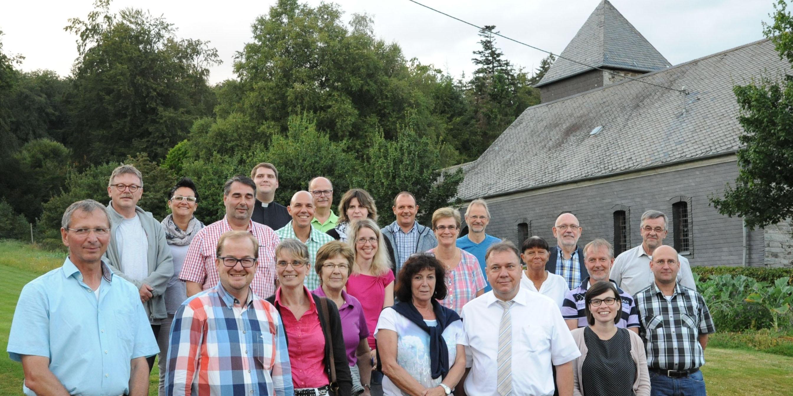 Sie alle wollen sich aktiv einbringen für die im Hintergrund zu sehende einzige Kirche im Nationalpark Hunsrück-Hochwald.