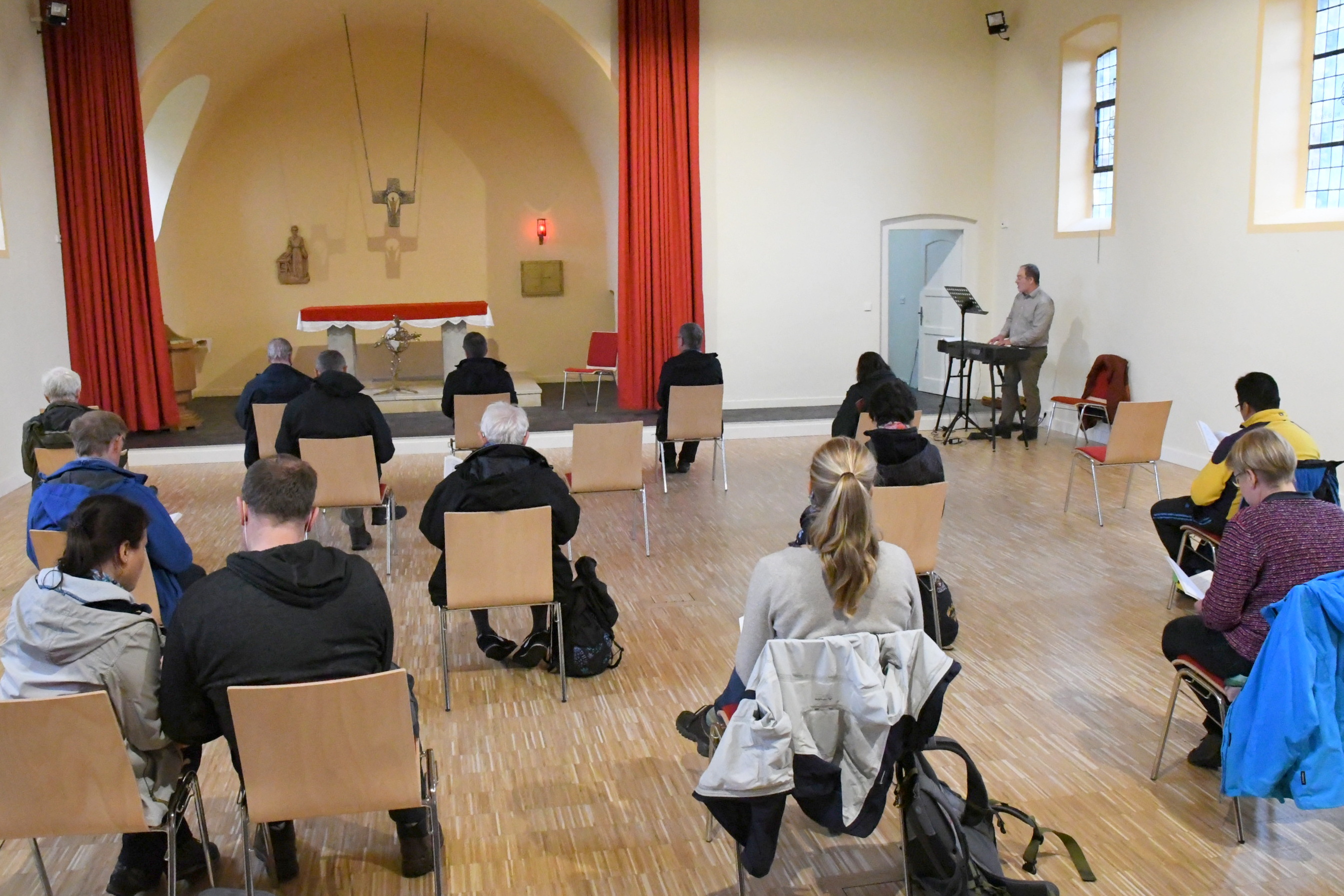 Der KiNa-Gottesdienst war seit Monaten der erste in der umfangreich sanierten Kapelle St. Josef in Muhl. Im Altarraum zu sehen ist das Friedenskreuz der Konferenz der Diözesanverantwortlichen Weltkirche. Foto von: Ursula Schmieder