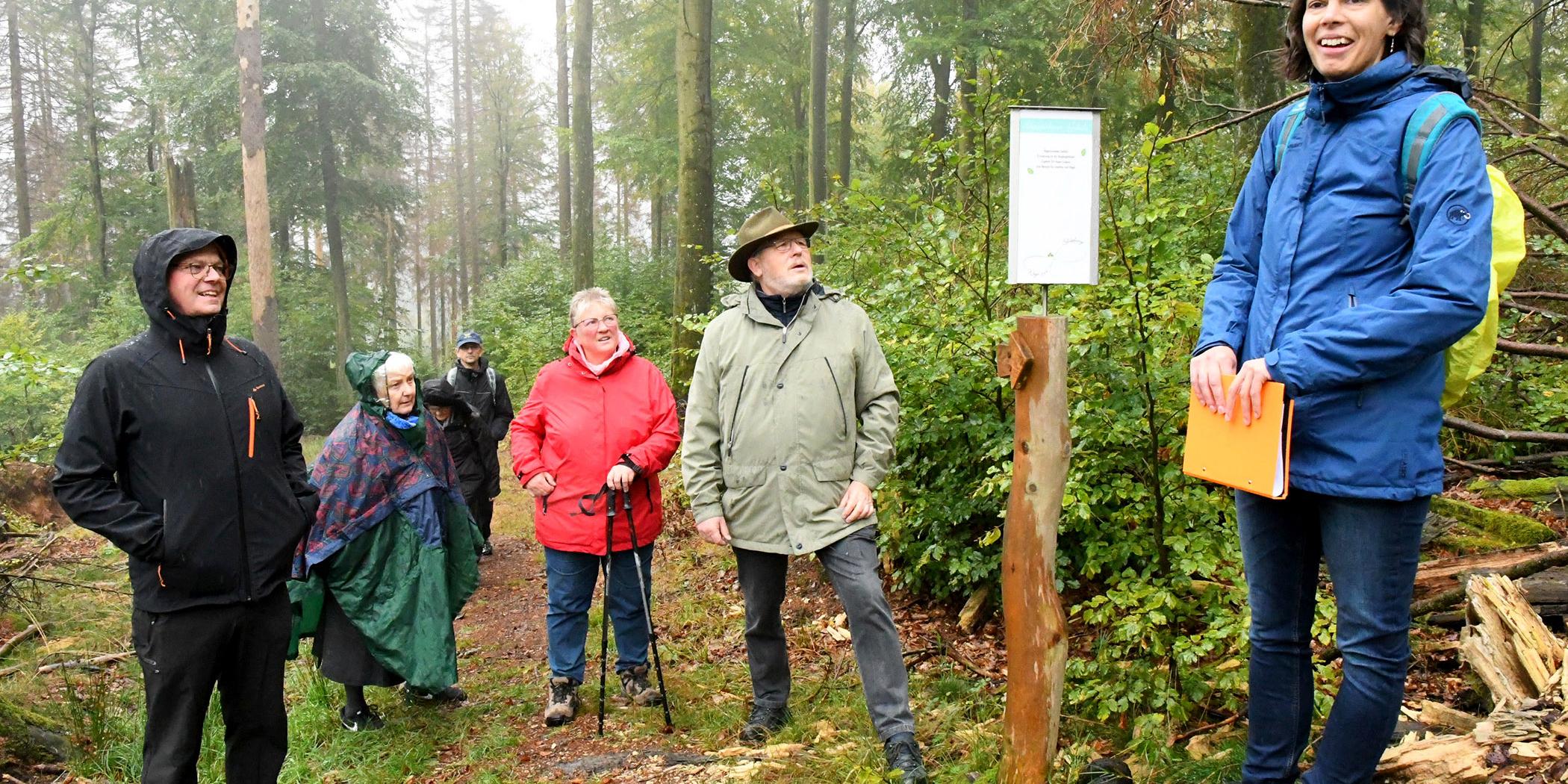 Pastoralreferentin Angela Schmidt (r.), Dekanat Hermeskeil-Waldrach, an einer der zehn Stationen des Schöpfungsweges der Nationalparkkirche in Muhl. Links im Bild Generalvikar Dr. Ulrich Graf von Plettenberg. Foto von: Ursula Schmieder