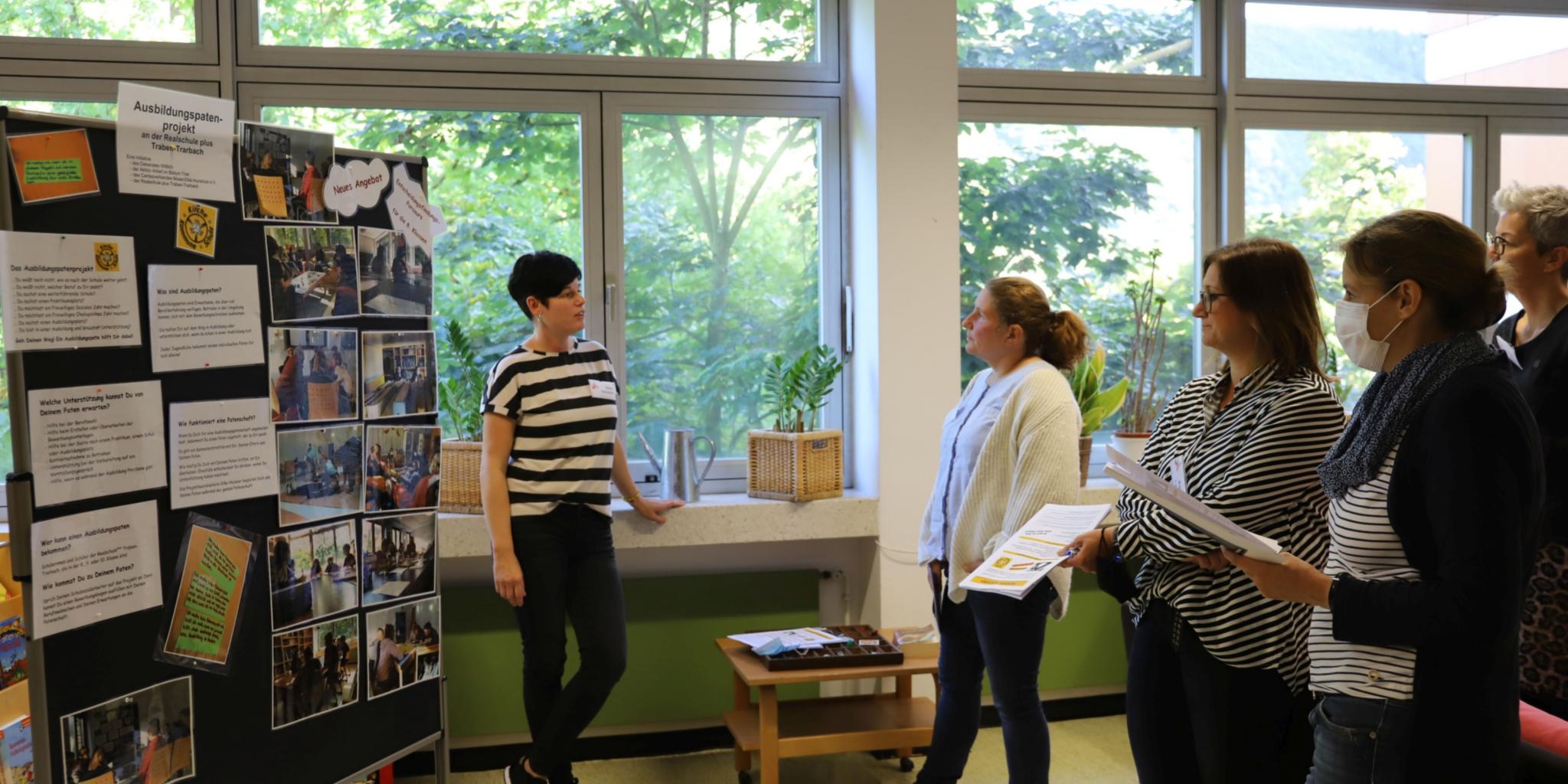 Projektkoordinatorin Silke Heiseler (li.) erläutert den Teilnehmerinnen und Teilnehmern der Multiplikatoren-Schulung das Konzept des Parcours. (Foto: Inge Hülpes/Bistum Trier)