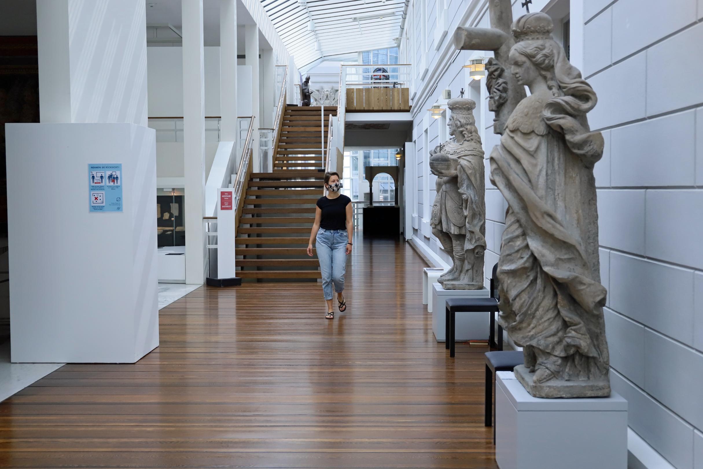 Tina Ensch schlendert durch die Gänge des Dom-Museums.