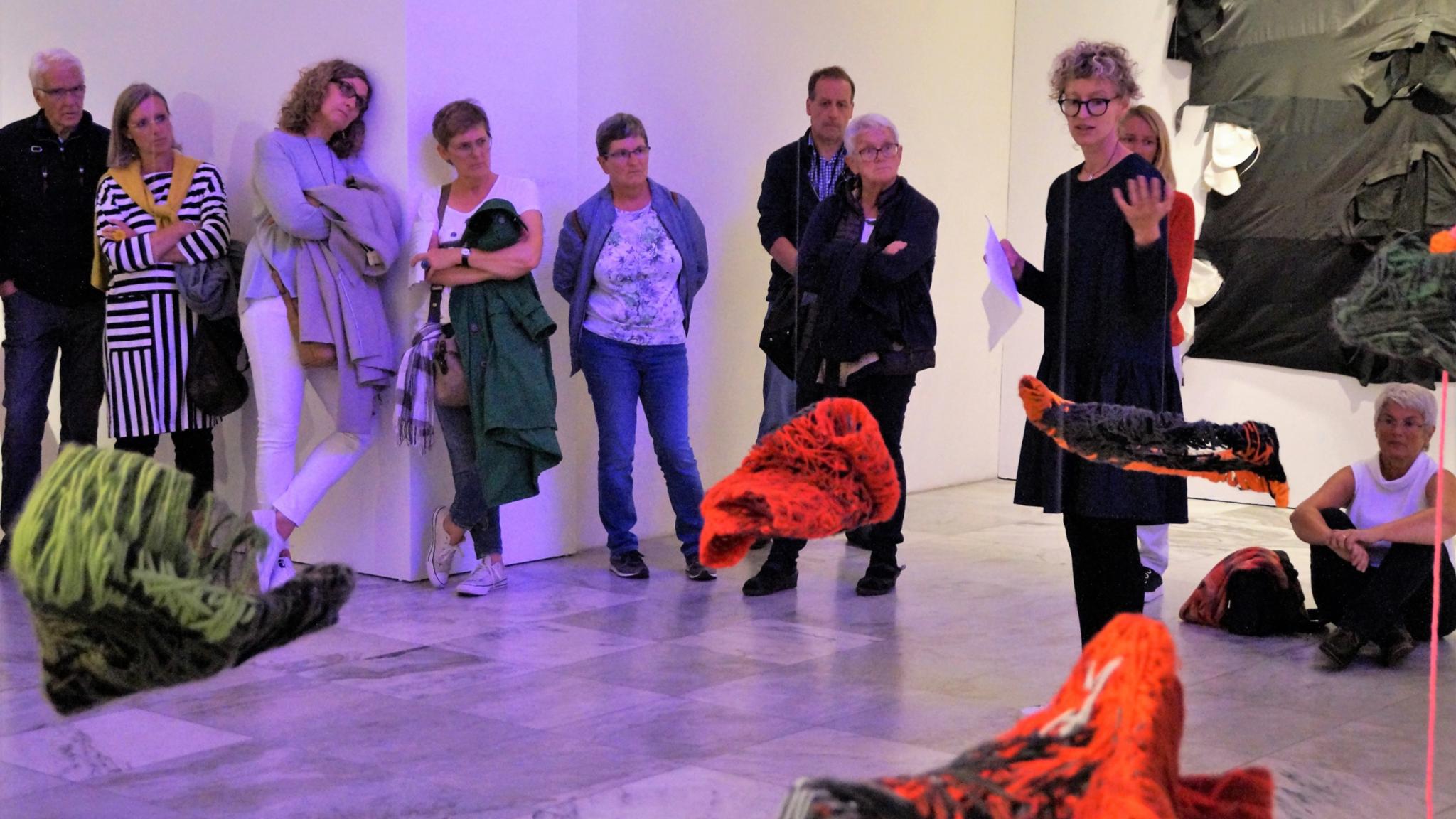 Reges Interesse findet das Künstlergespräch mit Nina Schmidbauer (2.v.r.) über ihre Werke zur Ausstellung „LebensWert Arbeit“. (Foto: Christine Cüppers)