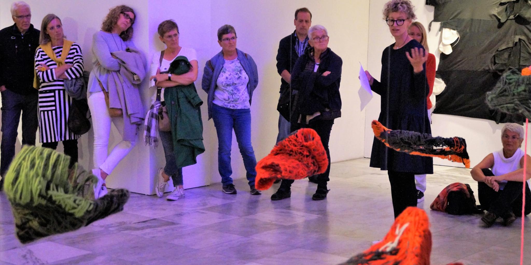 Reges Interesse findet das Künstlergespräch mit Nina Schmidbauer (2.v.r.) über ihre Werke zur Ausstellung „LebensWert Arbeit“. (Foto: Christine Cüppers)