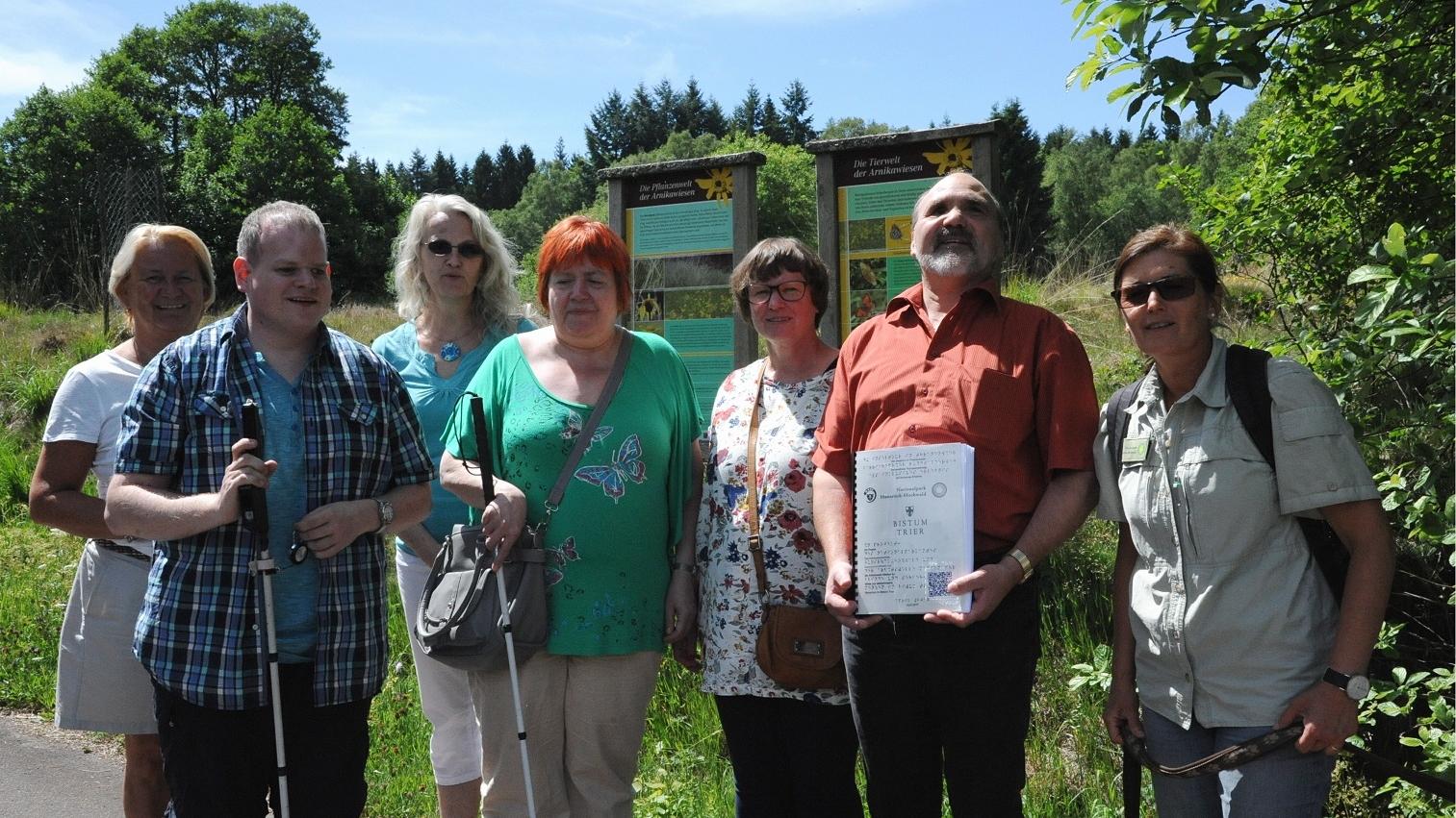 Wanderer mit und ohne Sehbeeinträchtigung erkunden die barrierefreie Inseltour bei Thranenweier, darunter Martin Ludwig (2.v.r.), Anne Speicher (rechts), Christa Maria Rupp (4.v.l.) und Thomas Jäger (2.v.l.).