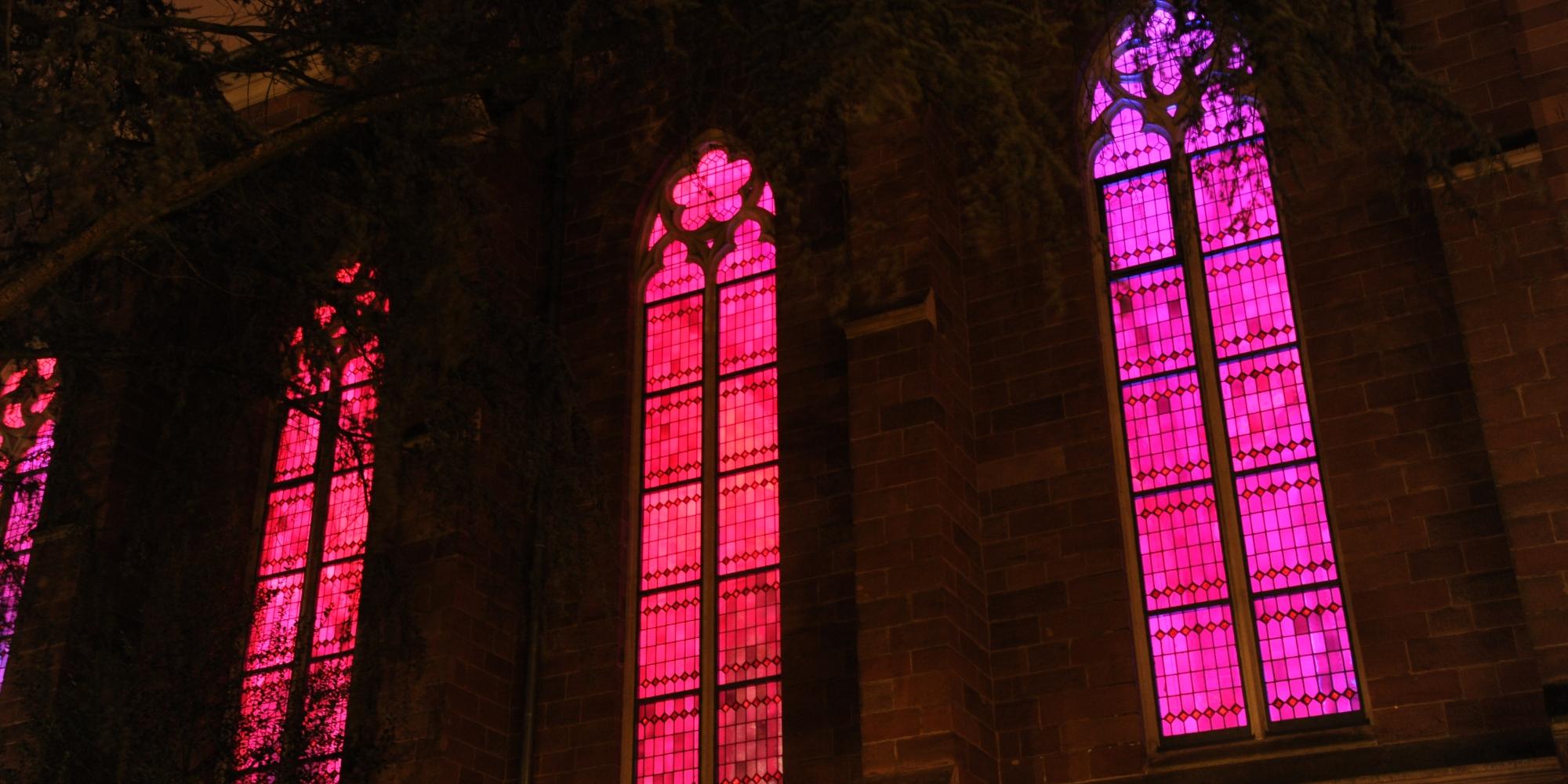 Die Krankenhaus- und Klosterkirche wird in ein besonderes Licht gehüllt.