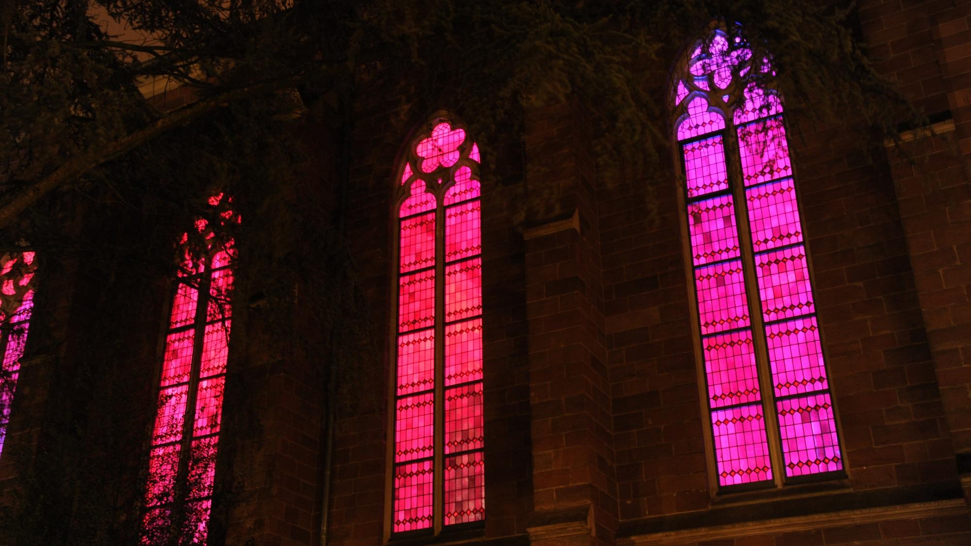 Die Krankenhaus- und Klosterkirche wird in ein besonderes Licht gehüllt.