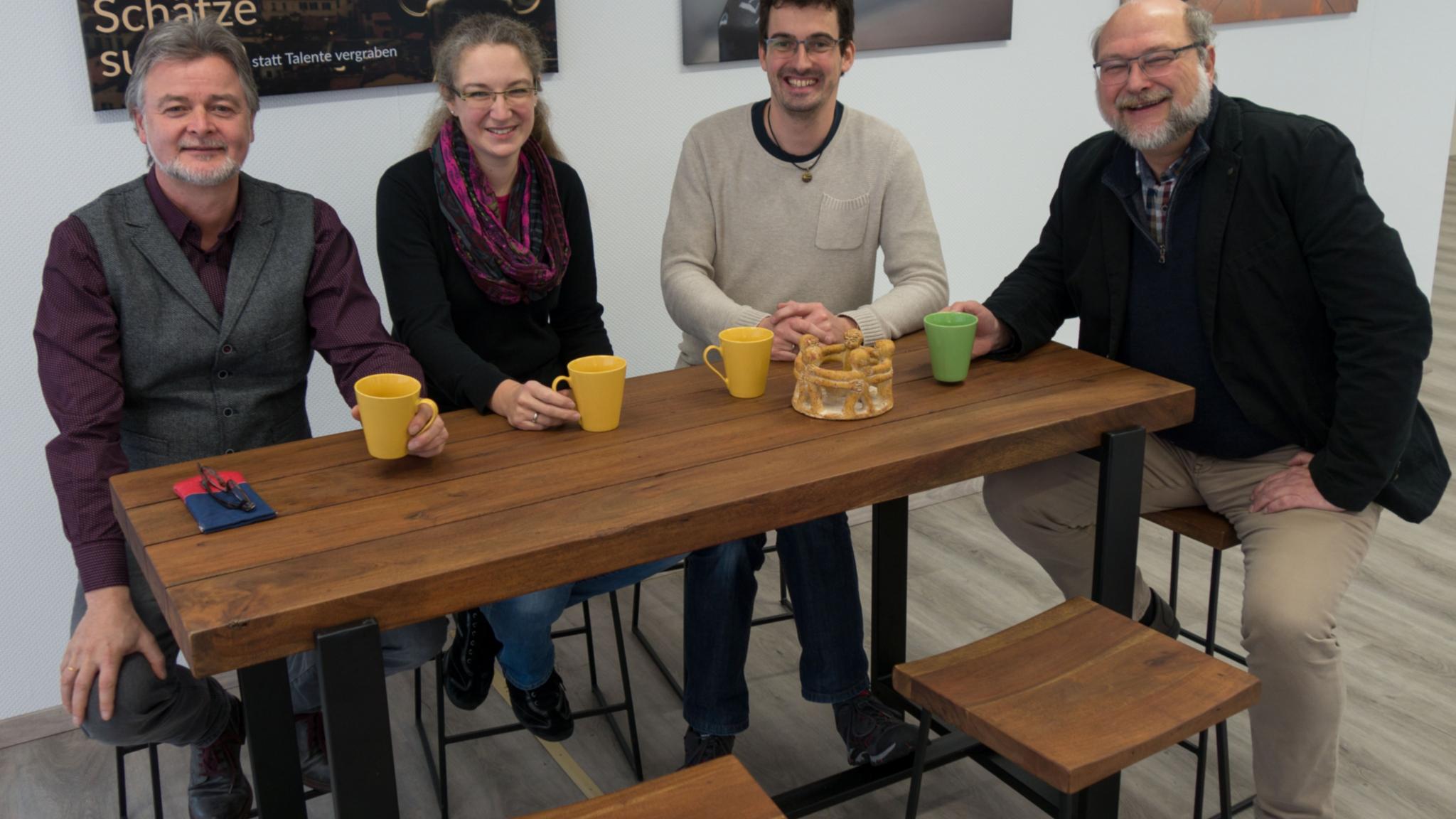 Caritasdirektor Eberhard Köhler, Ulrike und Christian Ferdinand (beide Dekanat) sowie Georg Krämer (Lebensberatung) stellen „nah dran“ vor. Es fehlt krankheitsbedingt Joanna Geiling, Leiterin der Lebensberatung.