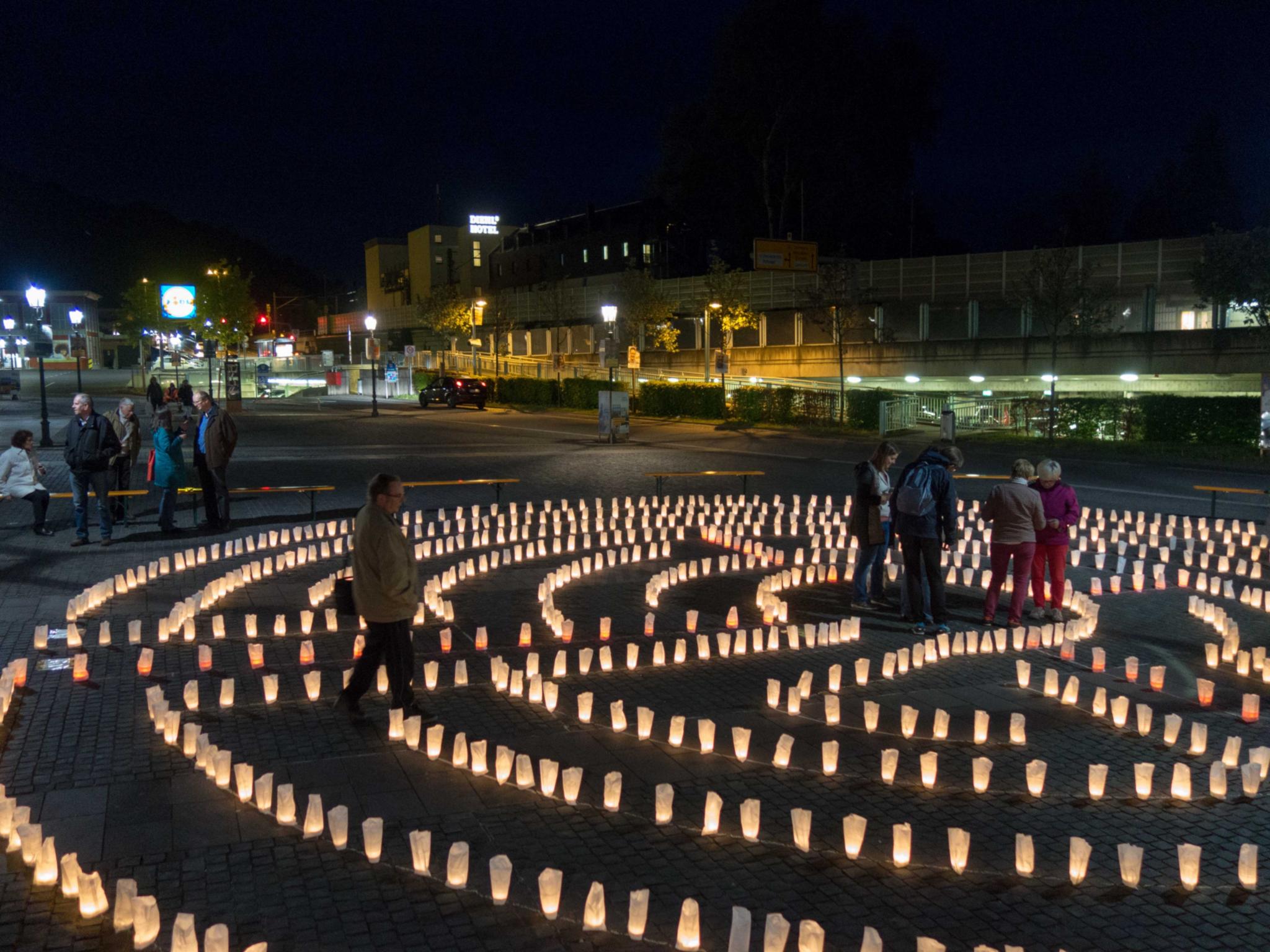 Die Nacht der offenen Kirchen ist bekannt für ihre unterschiedlichen Aktionen. So war 2019 ein Labyrinth auf dem Kapuzinerplatz in Ehrenbreitstein aufgebaut. Foto: Julia Fröder