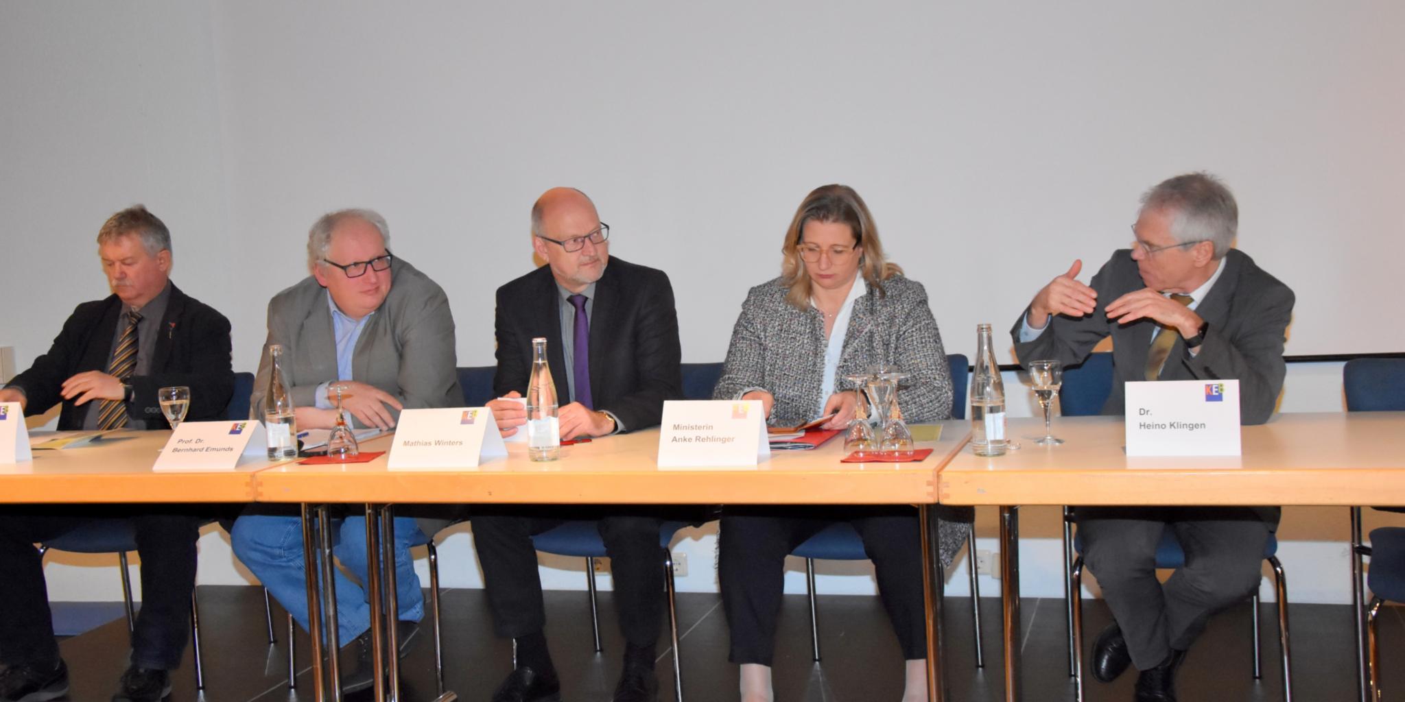 Im Podium diskutierten (von links): Eugen Roth, Prof. Dr. Bernhard Emunds, Mathias Winters, Anke Rehlinger und Dr. Heino Klingen
