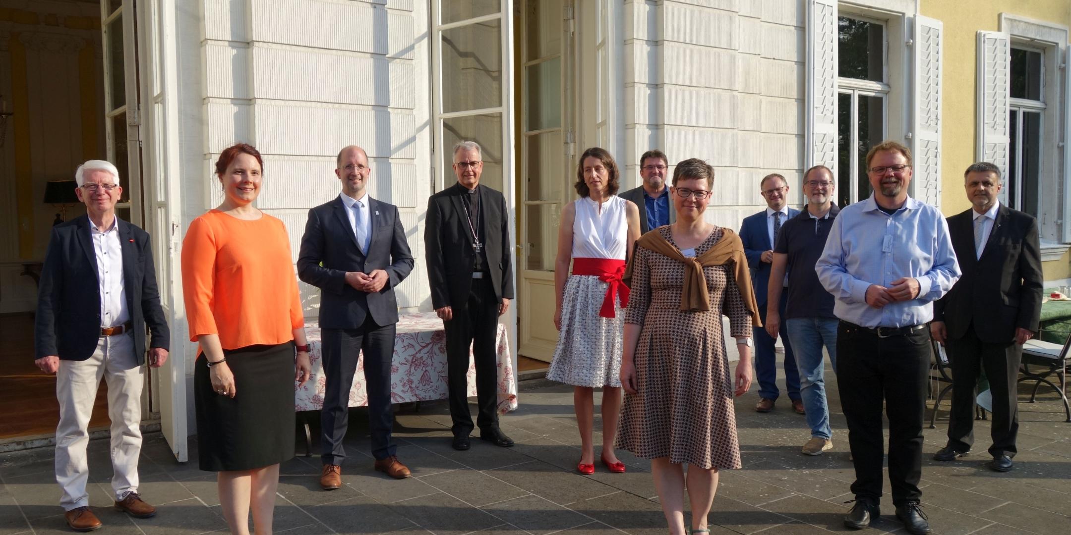 Gäste aus Deutschland, der Schweiz, Österreich und Frankreich nahmen teil; weitere schalteten sich virtuell zu (J. Fröder/Bistum Trier)