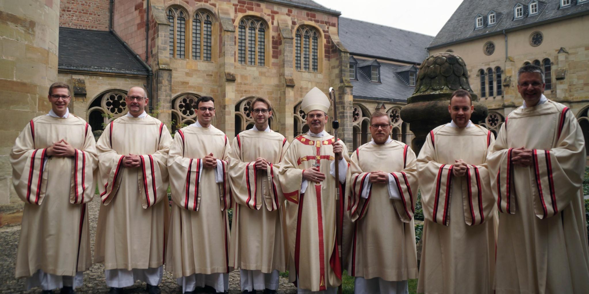 Die sieben Diakone (in der Mitte Weihbischof Brahm) können leider nicht wie geplant Ende Mai zu Priestern geweiht werden.