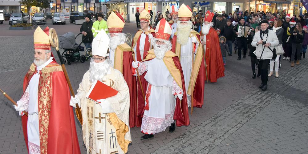 Die Heiligen Männer führen den ersten Nikolauszug in Neunkirchen an