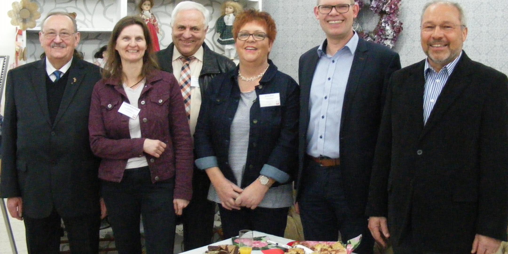 Die Laden-Koordinationskraft, Elvira Breit (Dritte v. rechts), begrüßte zahlreiche Gäste zur Neueröffnung.
