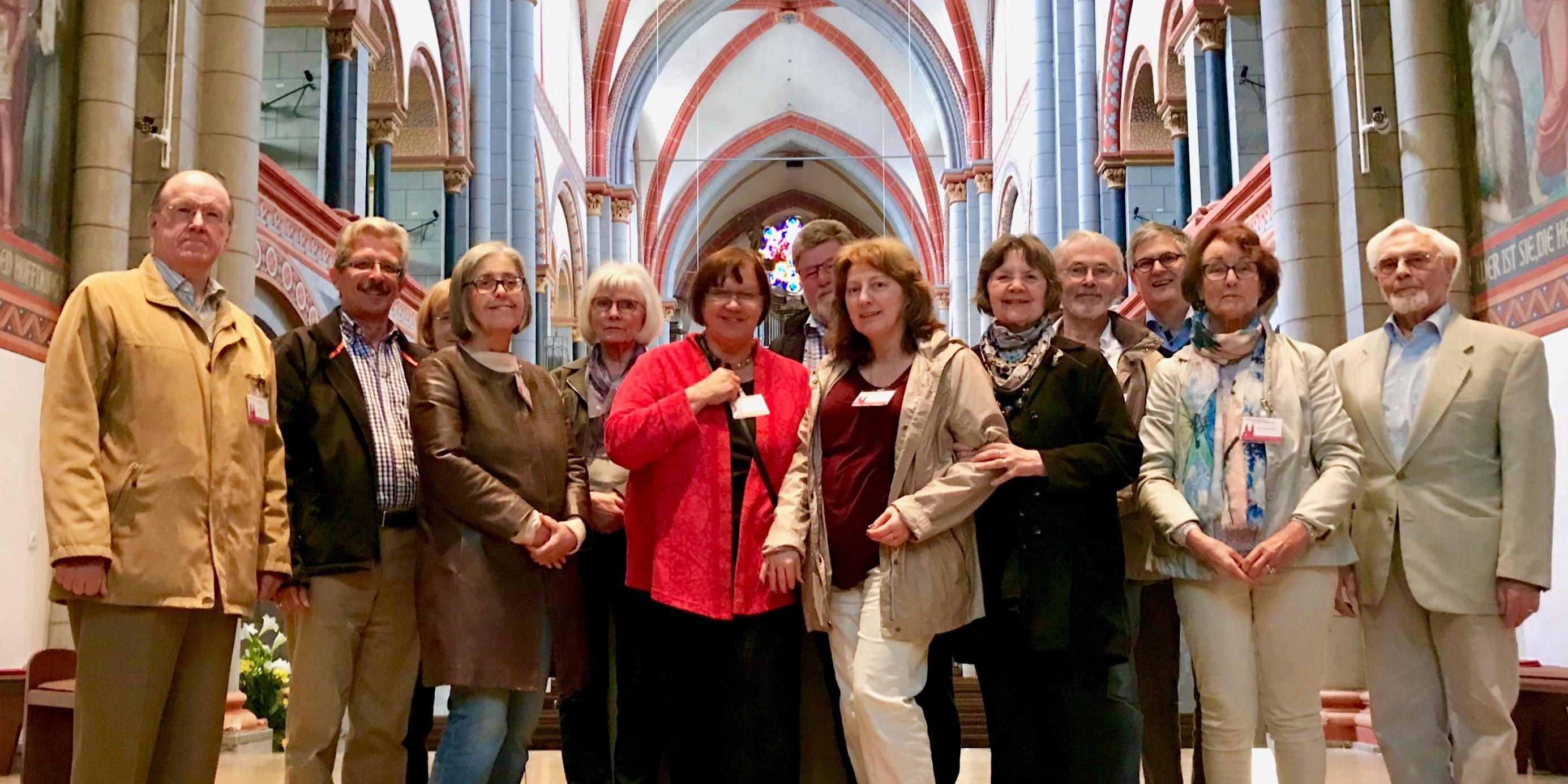Das Team des Projektes „Offene Kirche“ an ihrem „Arbeitsort“ dem Mariendom in Andernach (Es fehlt Luzia Waszewski).