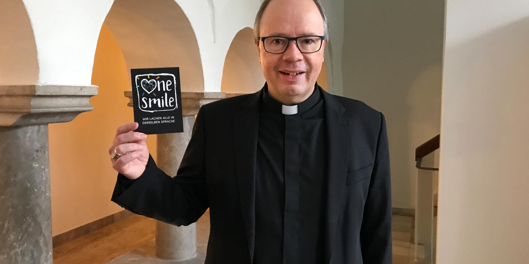 Bischof Stephan Ackermann unterstützt die Aktion 'One Smile' der Primsschule in Dillingen-Diefflen. Foto: Christina Libeaux
