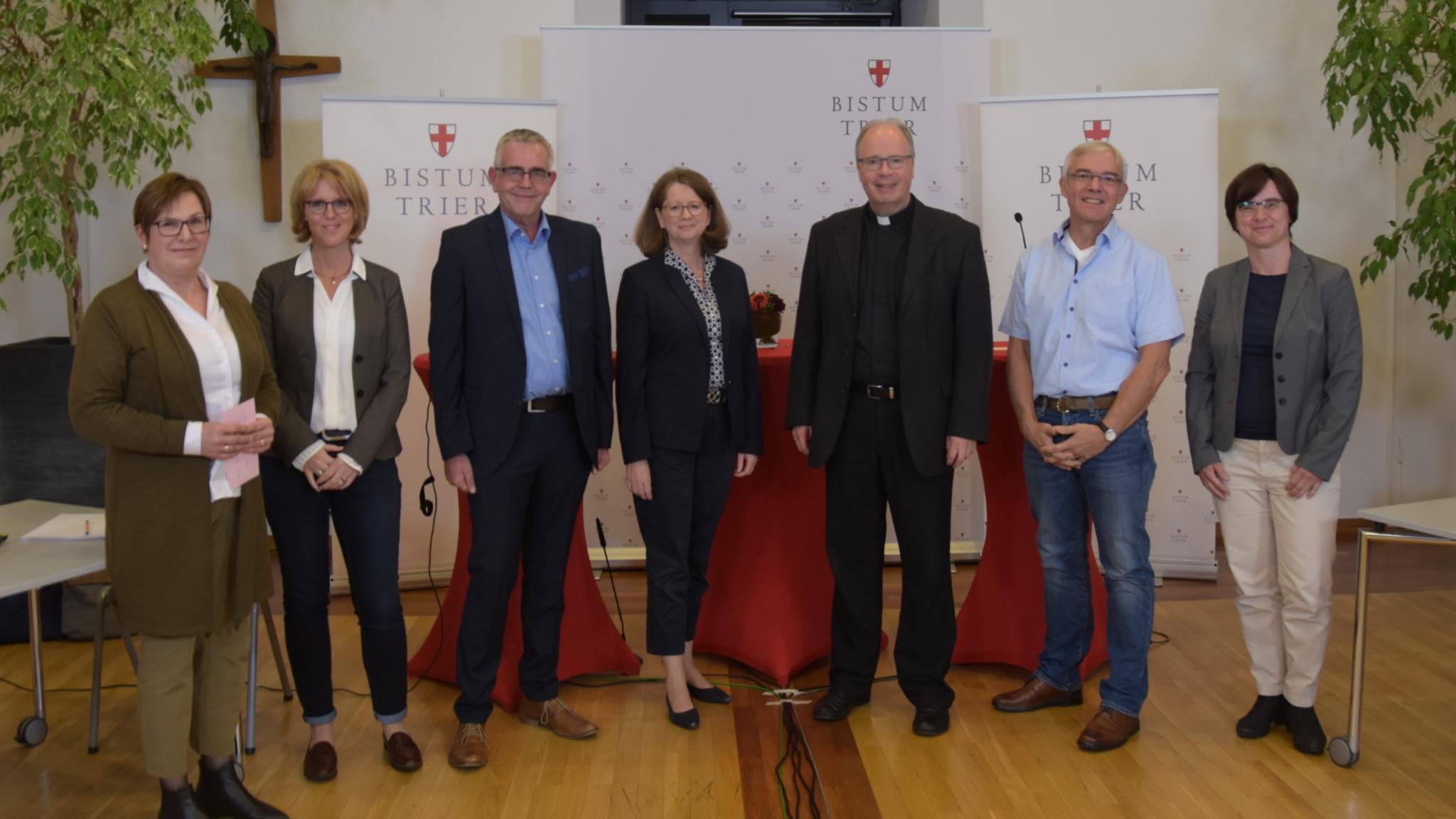 Michaela Tholl, Edith Ries, Thomas Fößel, Mechthild Schabo, Bischof Stephan Ackermann, Winfried Benda und Gabriele Pauly diskutierten beim Online-Räteforum. Foto: Ute Kirch