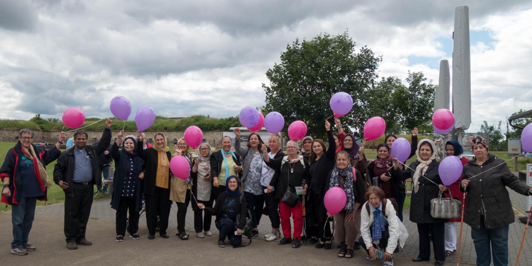 Die Damen vom internationalen Frauenfrühstück aus Dietzenbach mit den beschriebenen Luftballons