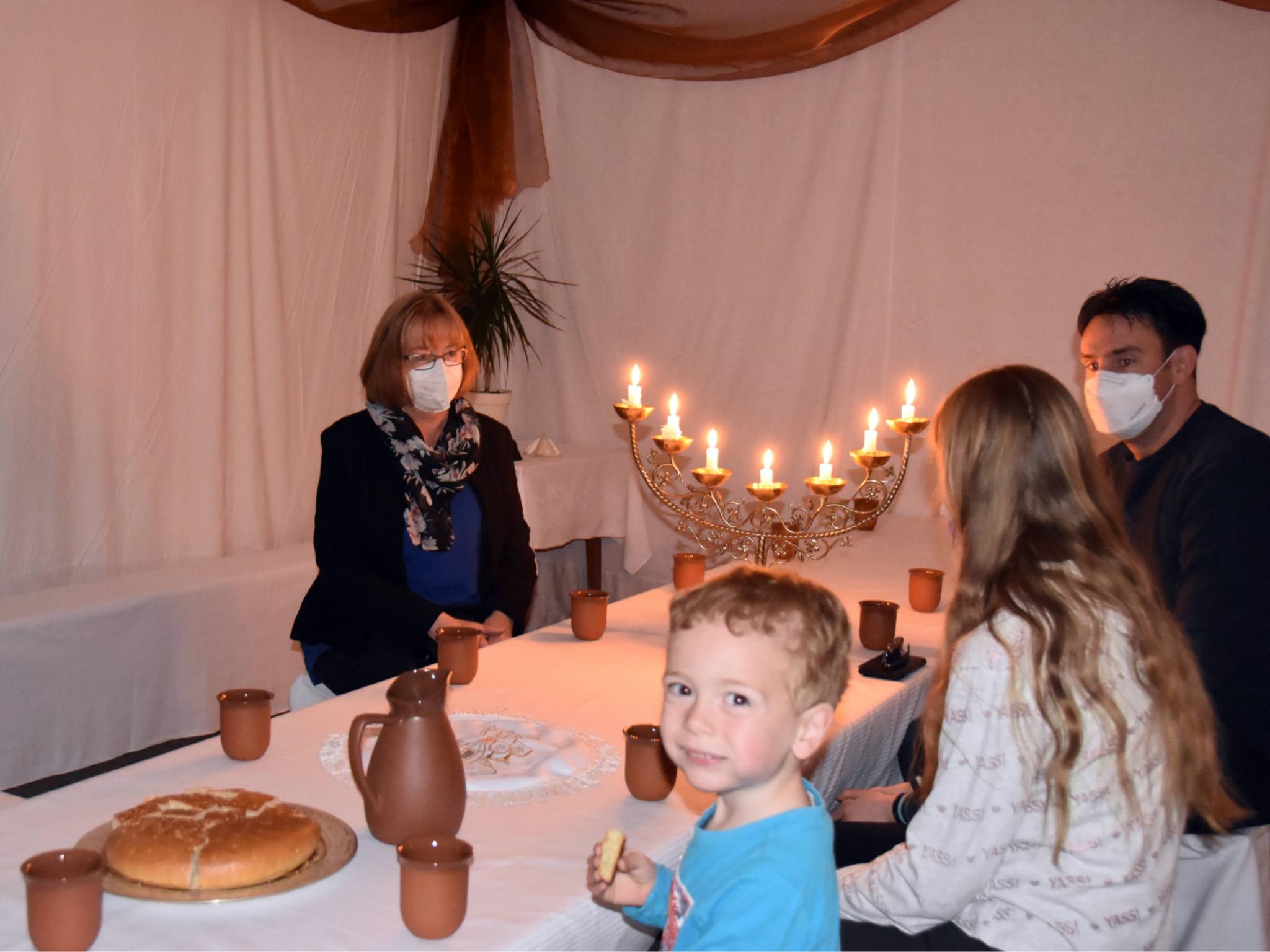 Familie Werle und Moritz Kirch beim Letzten Abendmahl. Foto:uk
