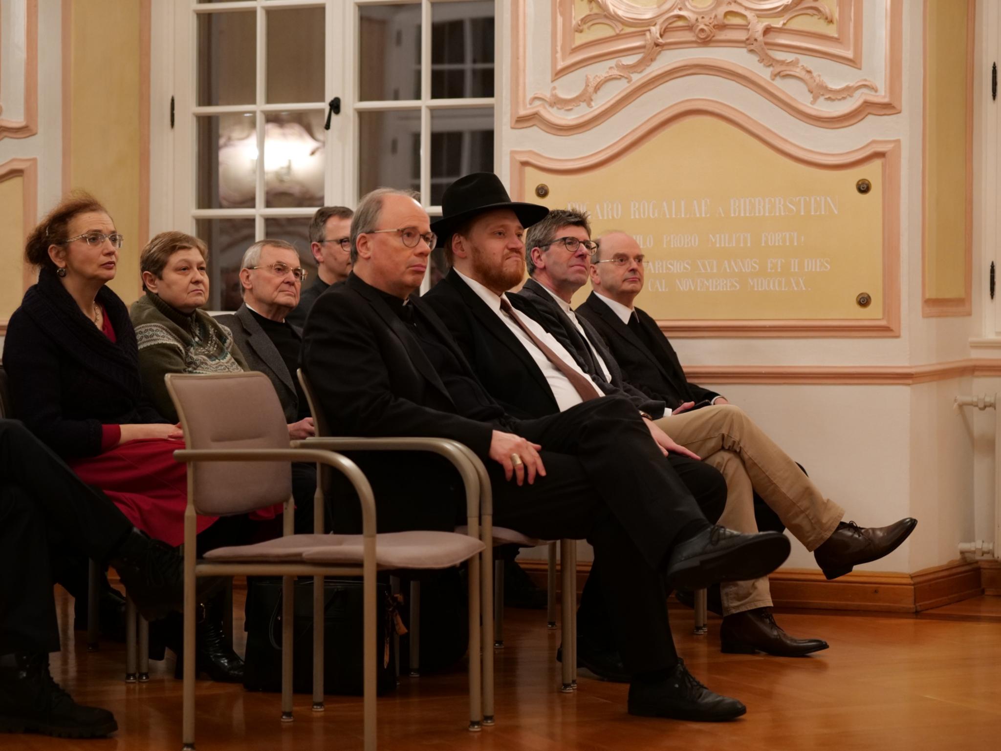 Bischof Ackermann, daneben Rabbi David Schwezoff, Prof. Michael Jäckel, Präsident der Uni Trier und Weihbischof Robert Brahm