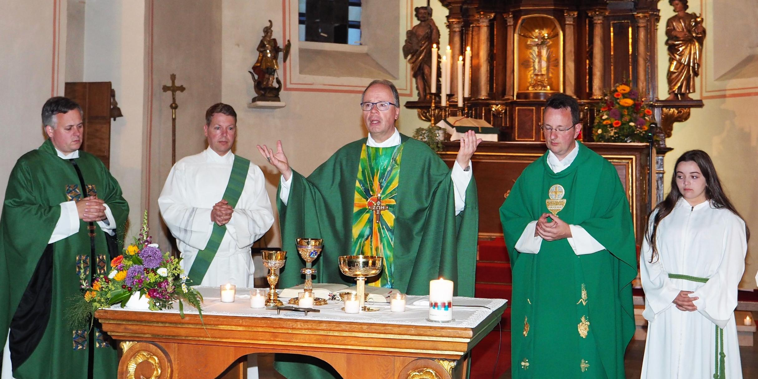 Bischof Ackermann feiert den Gottesdienst mit der Gemeinde in der Pfarrkirche St. Stephanus. Mit ihm am Altar ist auch Pfarrer Andreas Kern (zweiter von rechts).