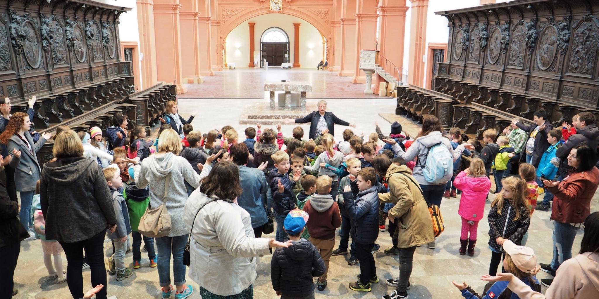 Gemeinsam mit Gemeindereferentin Birgit Eiswirth „erobern“ die Kindergarten- und Grundschulkinder den Altarraum der ehemaligen Abteikirche.