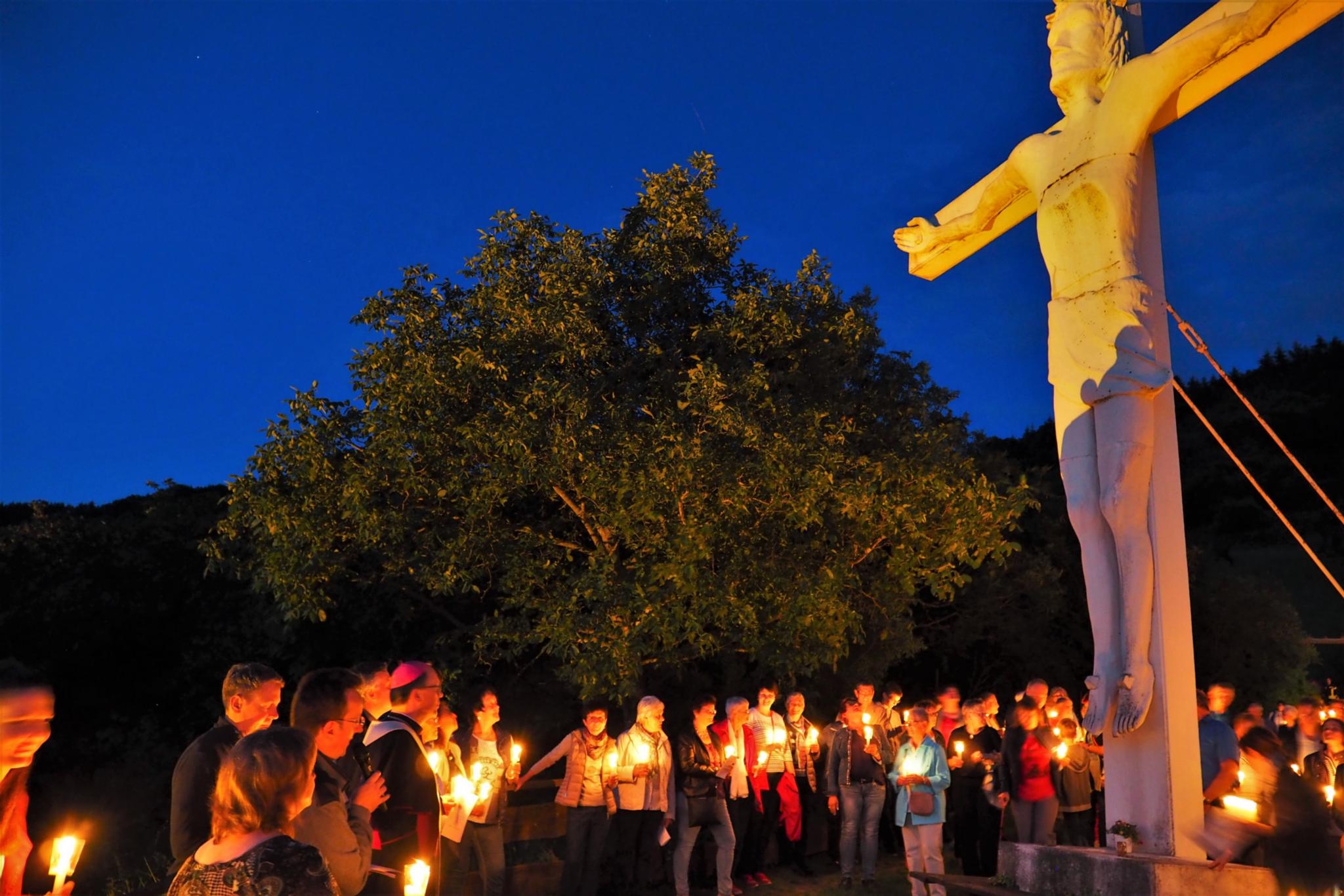 Die letzte Gebetsstation des Abends findet unter dem imposanten Weinbergskreuz des „Großen Herrgott“ statt.