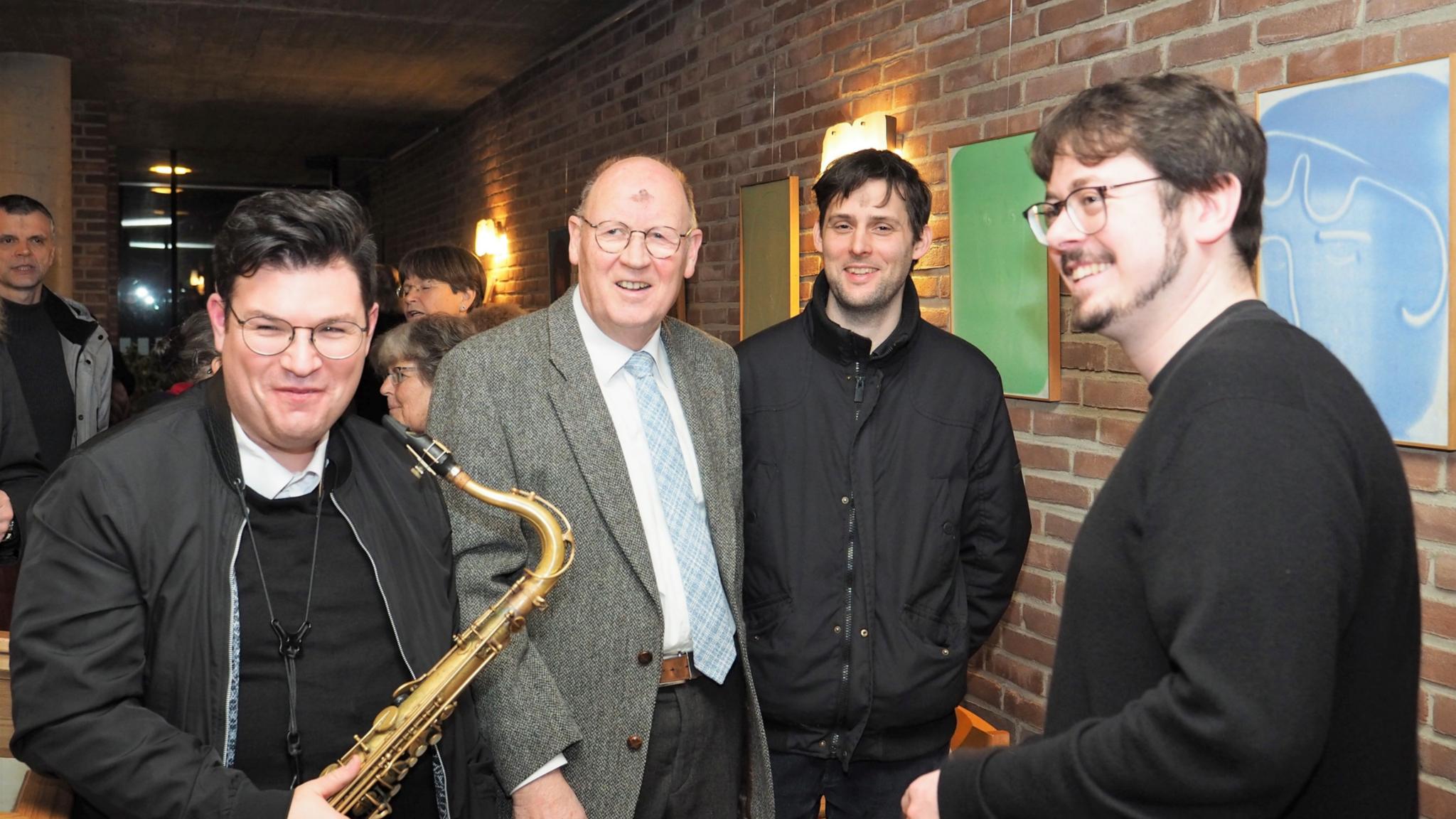 Die Musiker Carlos Wagner (links) und Johannes Still (rechts) mit dem bildenden Künstler Peter Böhnisch (zweiter von rechts) und dem Vorsitzenden vom gastgebenden Förderverein, Wolfram Viertelhaus.