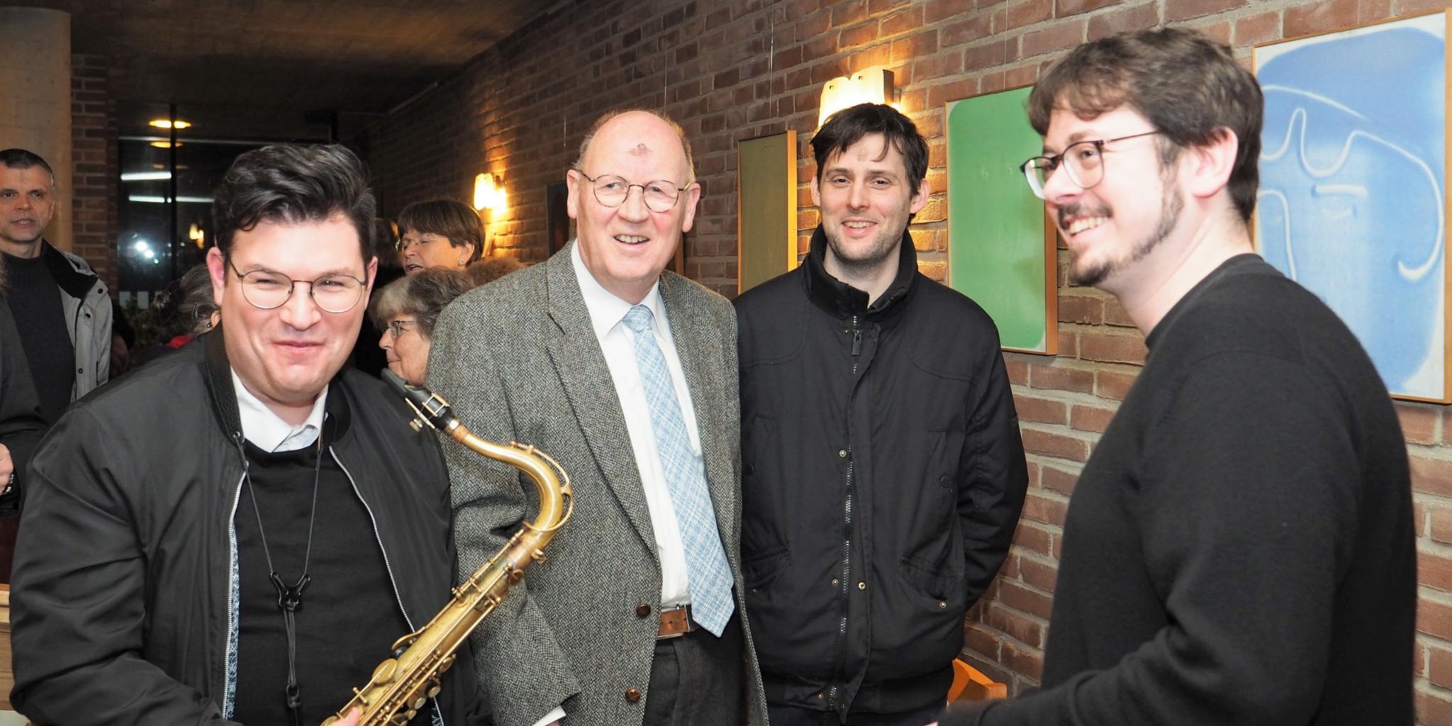 Die Musiker Carlos Wagner (links) und Johannes Still (rechts) mit dem bildenden Künstler Peter Böhnisch (zweiter von rechts) und dem Vorsitzenden vom gastgebenden Förderverein, Wolfram Viertelhaus.