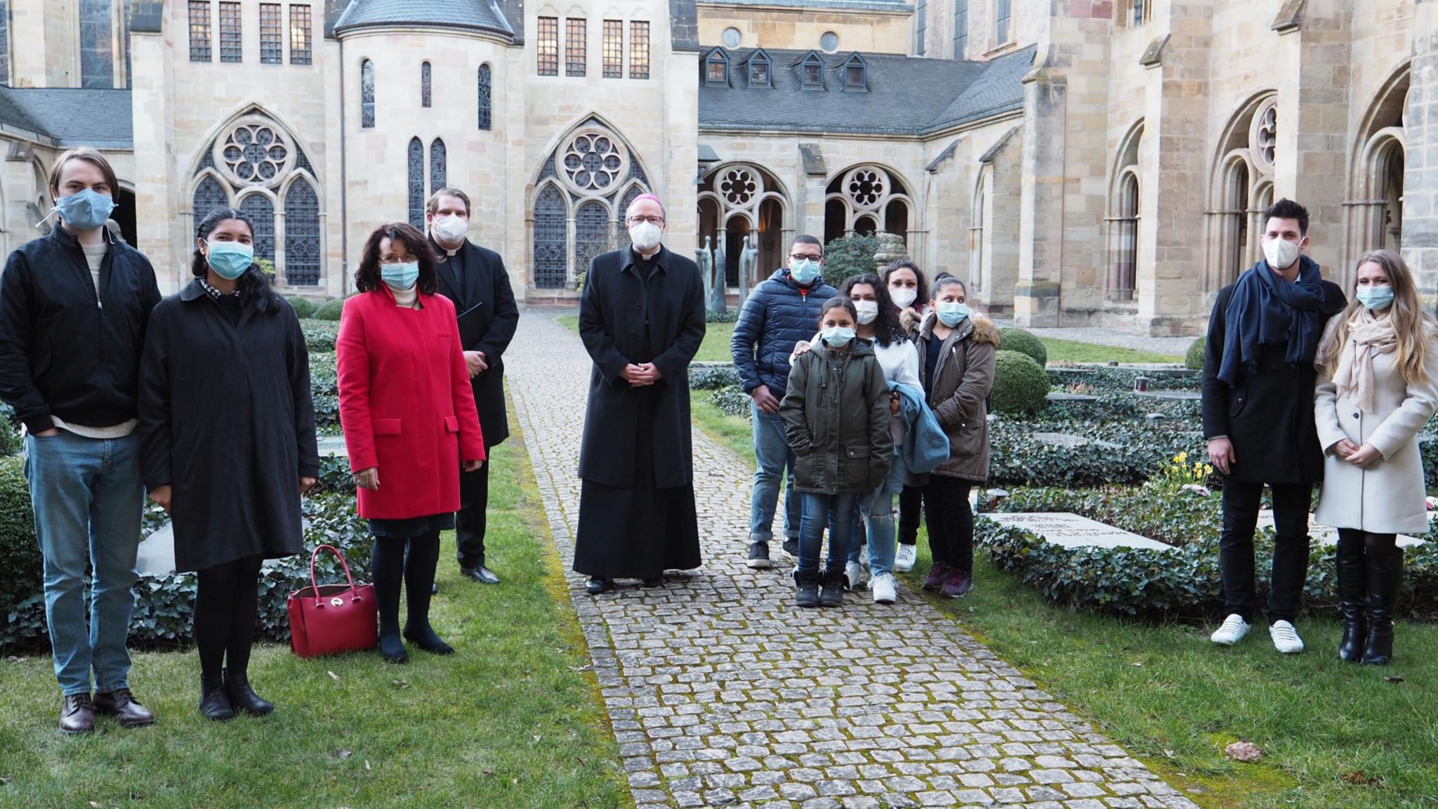 Die Tauf-Bewerberinnen und -Bewerber mit ihren Begleitungen sowie Bischof Ackermann (Mitte) im Domkreuzgang. (Fotos: Stefan Endres/Bistum Trier)