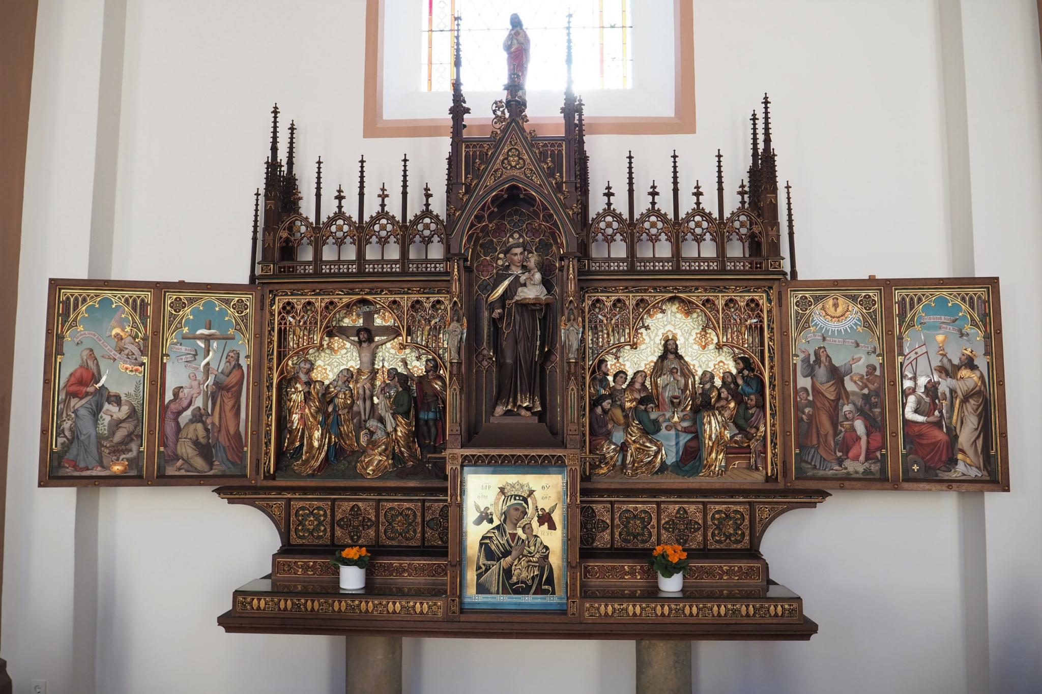 Das neugotische Hochaltarretabel von 1898 steht nun an einer Seitenwand des renovierten Kirchenschiffs.
