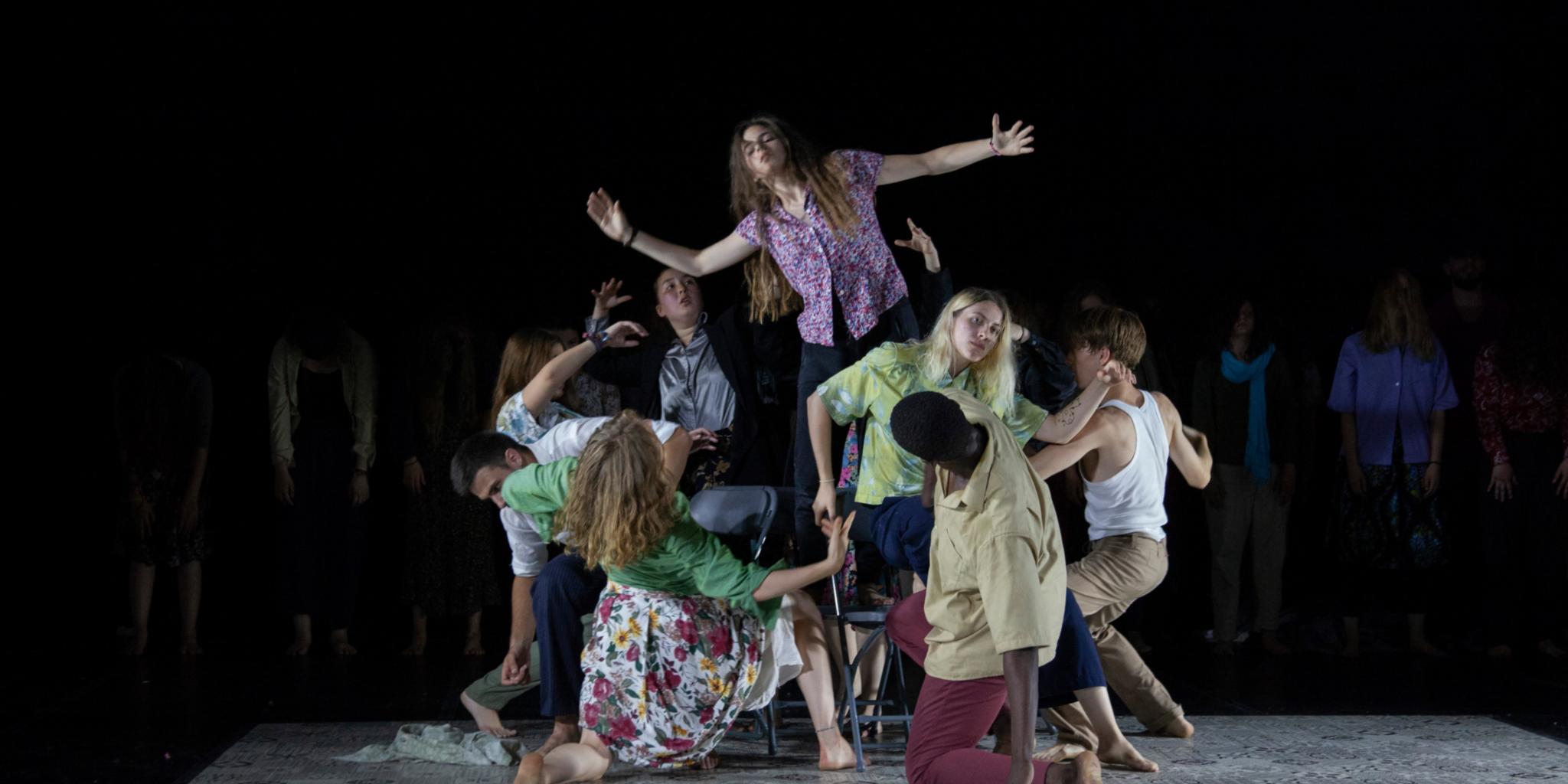 Bildunterschrift: Jugendliche beim Tanztheaterprojekt „Passagen“ 2018 in Portou/Frankreich. Foto: Veranstalter