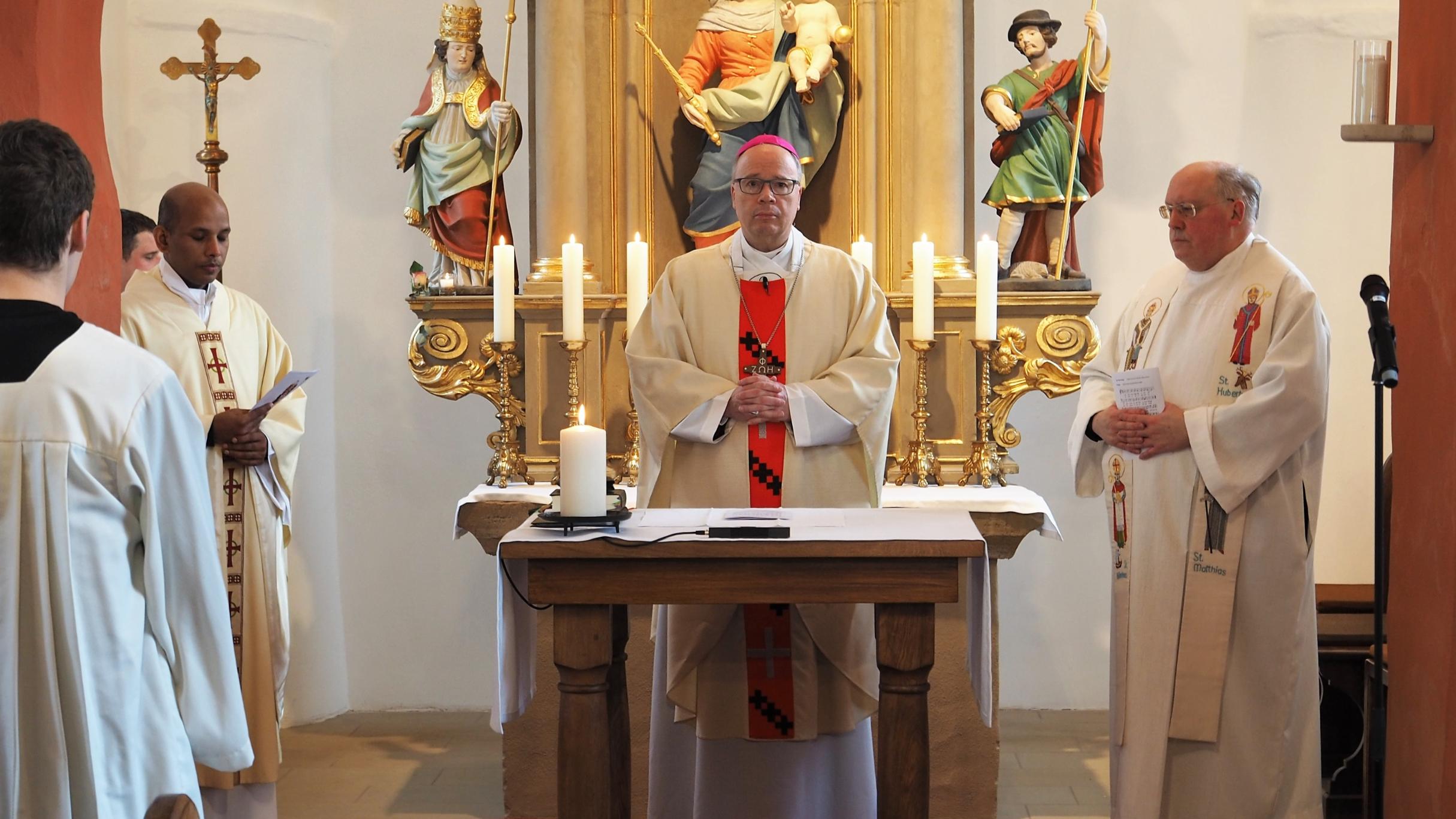 Bischof Ackermann feiert den Gottesdienst am Silvestertag. Mit ihm am Altar sind der Ruhestandsgeistliche Pfarrer Frank-Oliver Hahn (rechts) und Kooperator Pater Bijeesh (links) Fotos: Stefan Endres/Bistum Trier