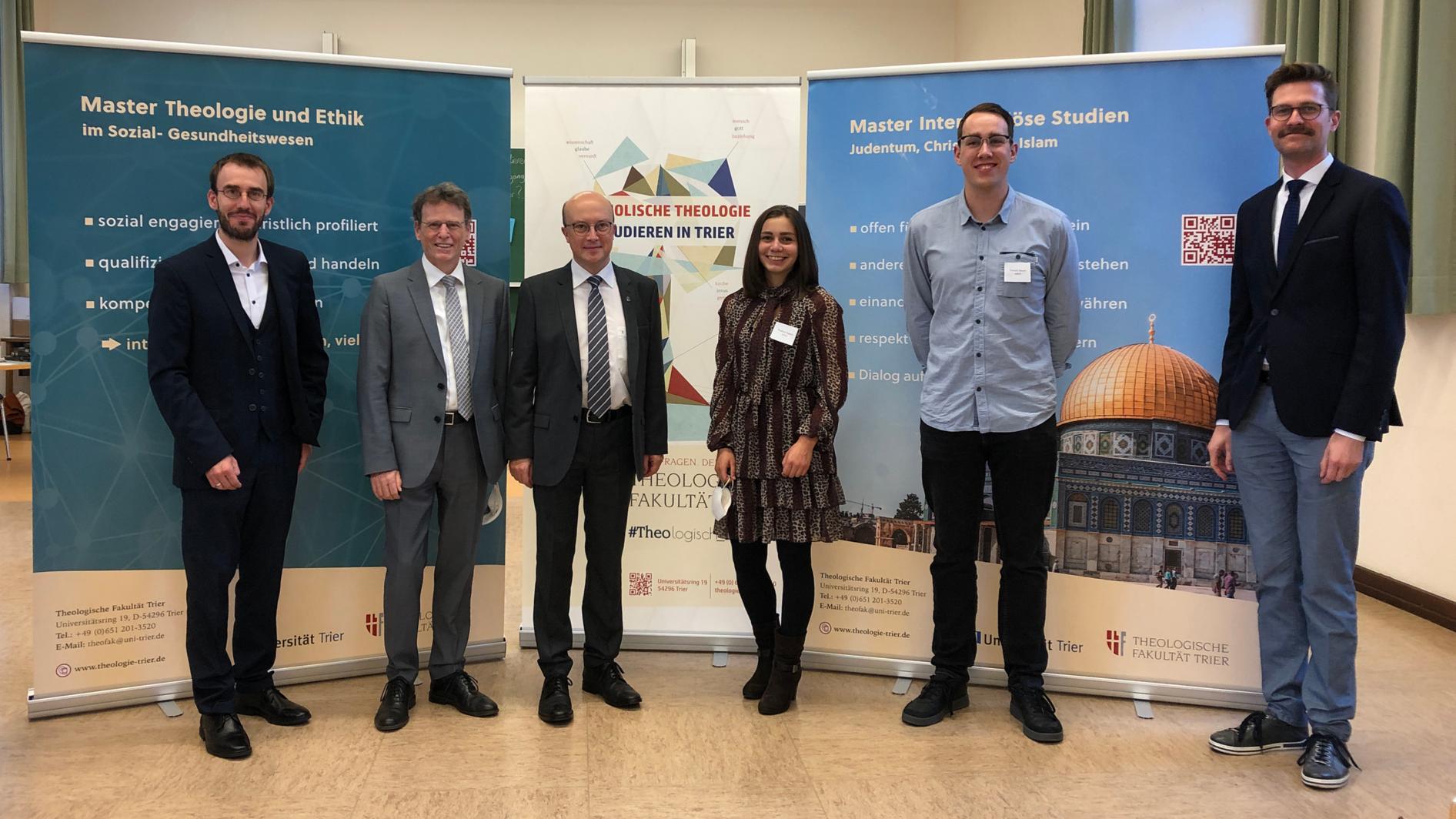 v.l.n.r. Prof. Ingo Proft, Prof. Bernhard Schneider, Rektor Prof. Johannes Brantl, Pauline Adams, Patrick Baum (beide AStA), Dr. Dennis Halft (Foto: Inge Hülpes/Bistum Trier)