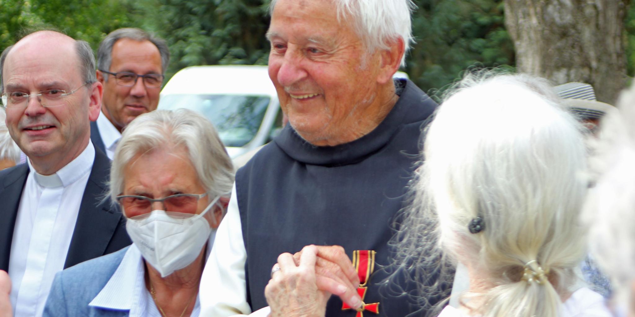 Pater Stephan Senge - umgeben von Menschen (Foto: Inge Hülpes/Bistum Trier)