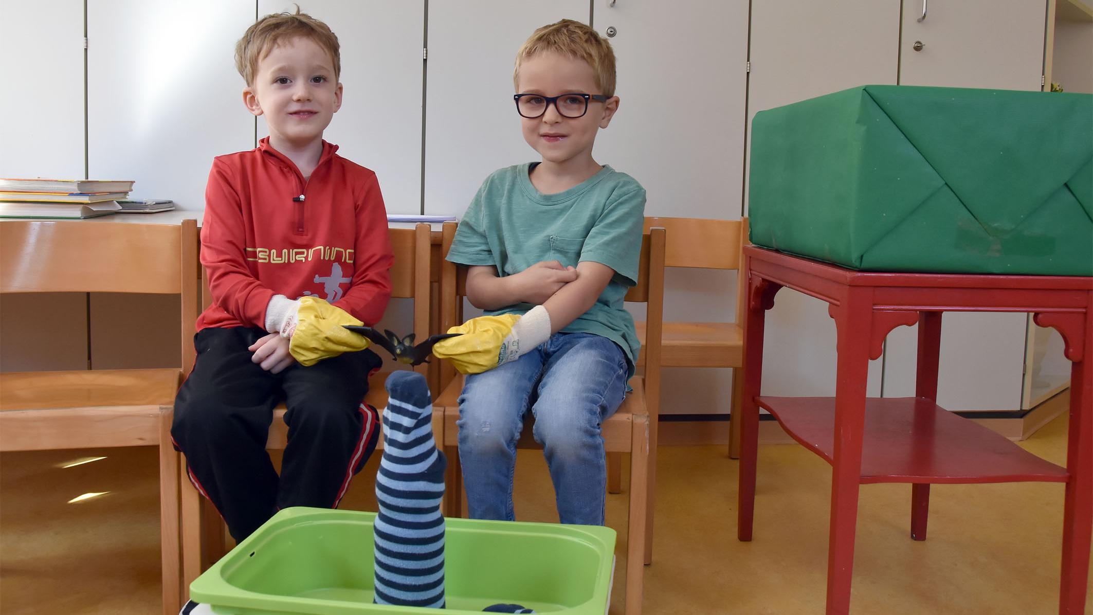 Patrick (l.) und Pepe erklären die Erste-Hilfe-Box für gestrandete Fledermäuse.