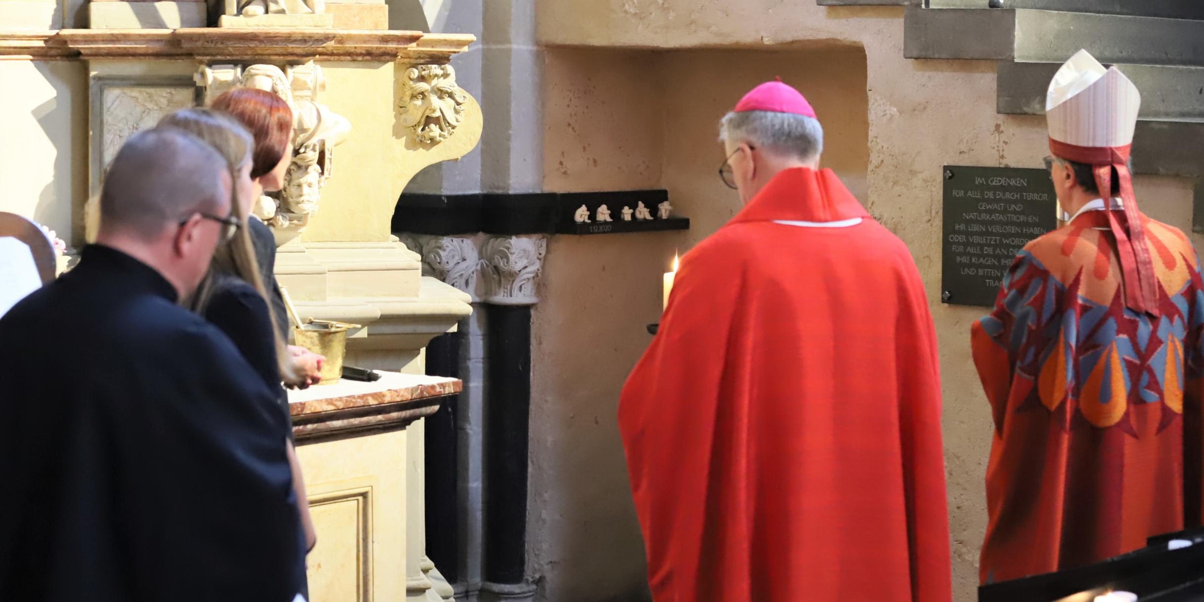 Beim Gottesdienst zum Hochfest der Apostel Petrus und Paulus segnete Bischof Ackermann den Gedenkort für die Opfer der Amokfahrt in Trier im Dezember 2020 ein.