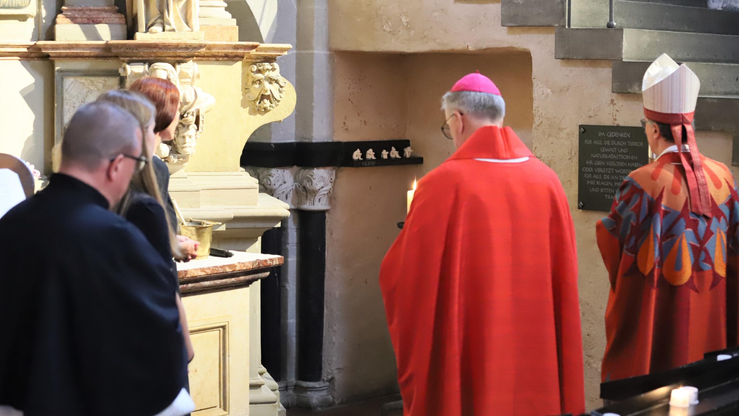 Beim Gottesdienst zum Hochfest der Apostel Petrus und Paulus segnete Bischof Ackermann den Gedenkort für die Opfer der Amokfahrt in Trier im Dezember 2020 ein.