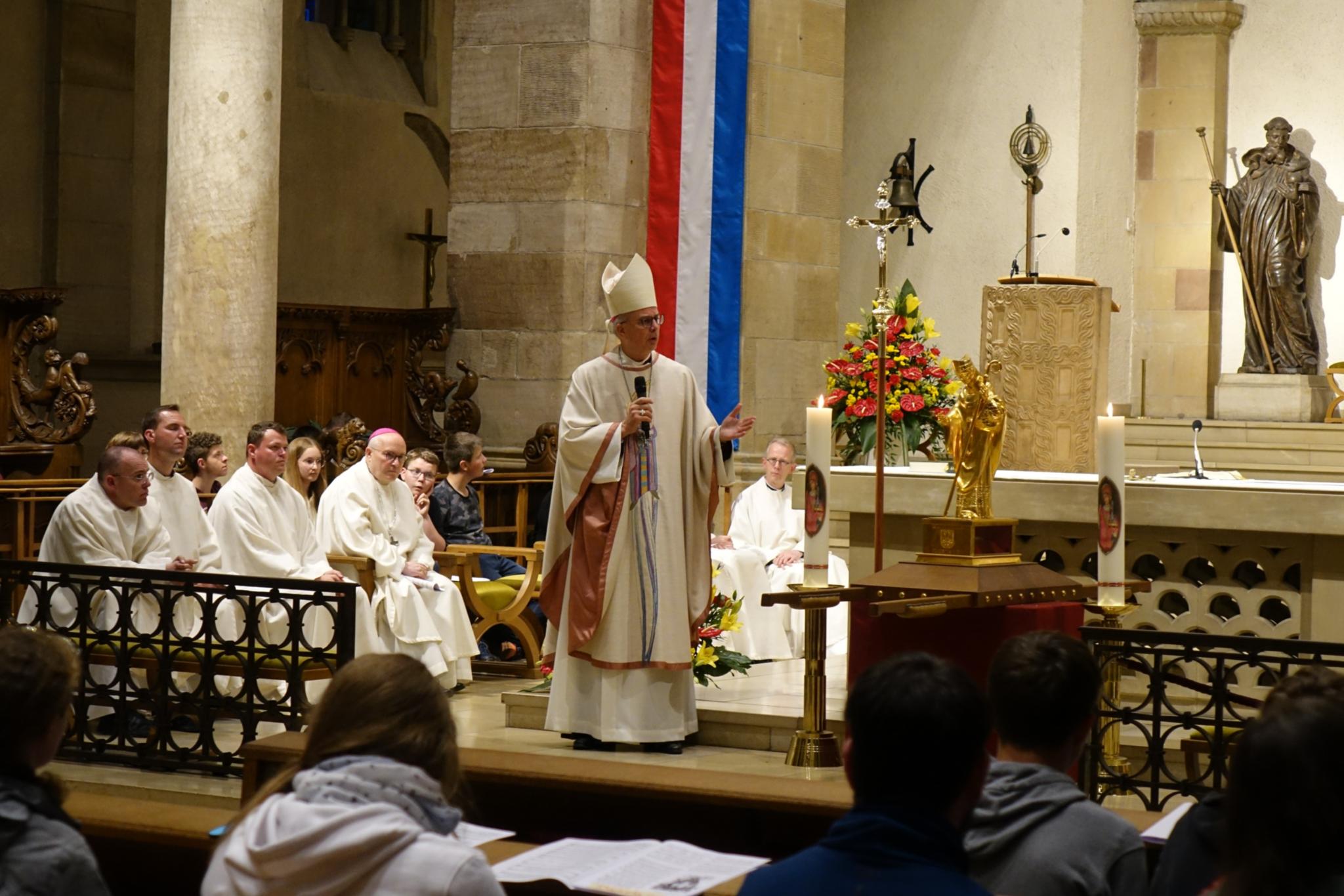 Weihbischof Peters predigt bei dem Jugendgottesdienst in der Basilika St. Wilibroard. Foto: Raphael Foltin