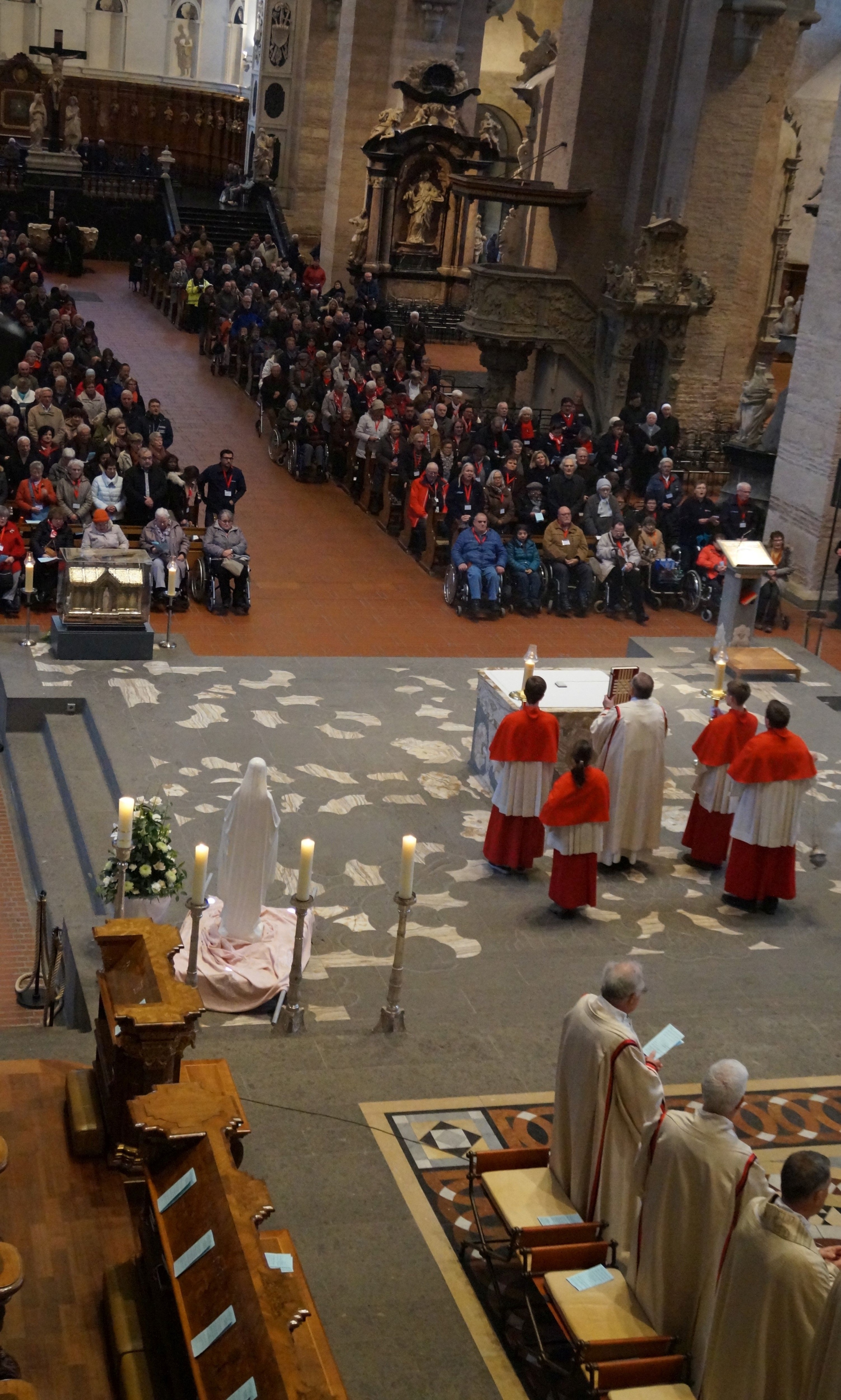 Viele der 380 Pilger nach Lourdes und der 60 Griechenland-Pilger sind zum feierlichen Abschlussgottesdienst für das Pilgerjahres in den Trierer Dom gekommen, wo auch die Reise des Reliquienschreines der heiligen Bernadette durch 40 Orte in Deutschland zu Ende geht.