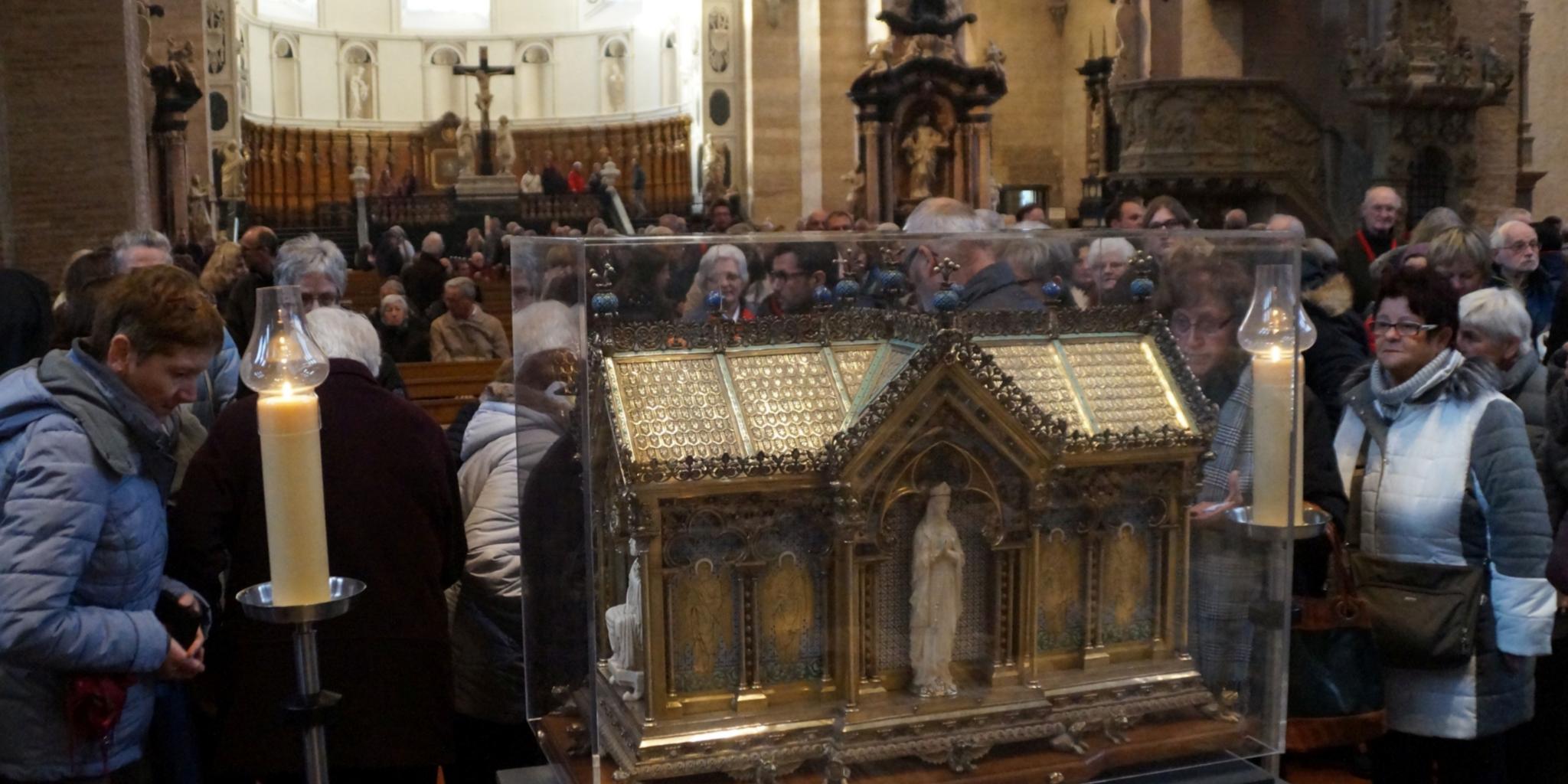 Nach dem Pontifikalamt zum Abschluss des Pilgerjahres nutzen viele Menschen im Dom die Gelegenheit zum Gebet am Reliquienschrein der heiligen Bernadette.