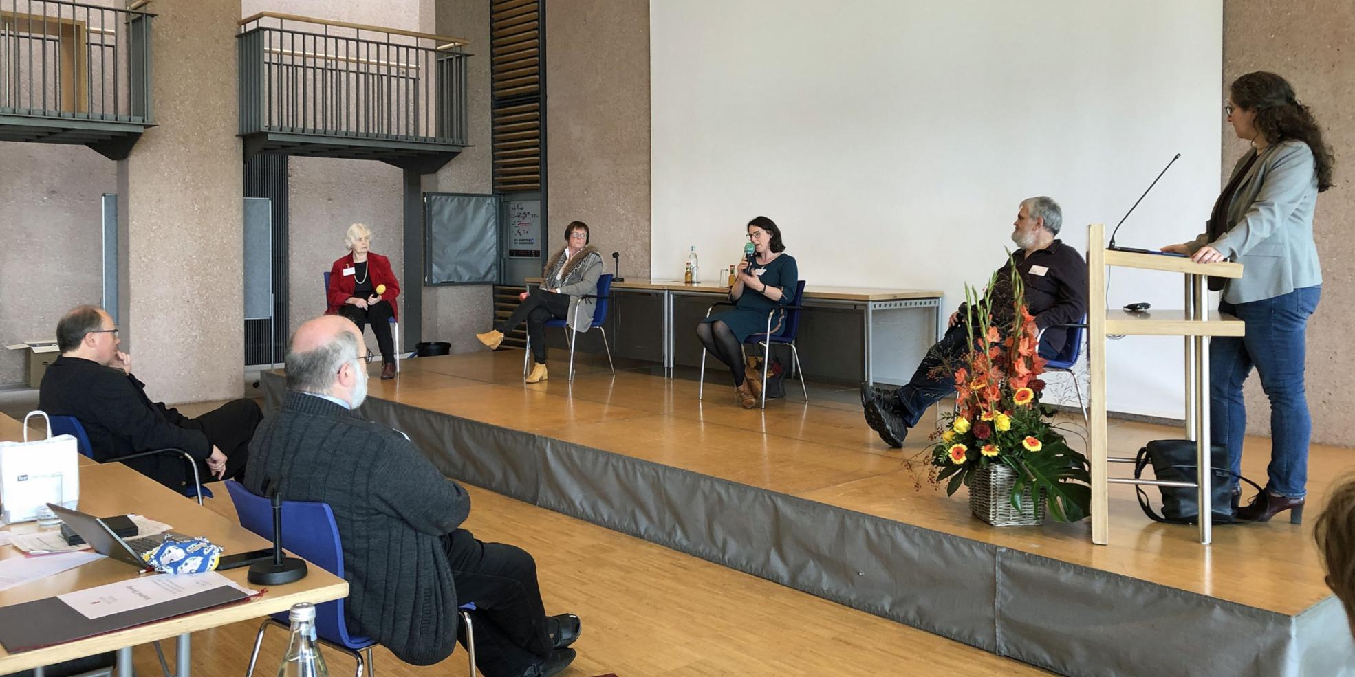 Beim Podiumsgespräch ließ man die Arbeit des obersten Laiengremiums im Bistum Trier der vergangenen rund 50 Jahre Revue passieren. (Foto: Inge Hülpes/Bistum Trier)