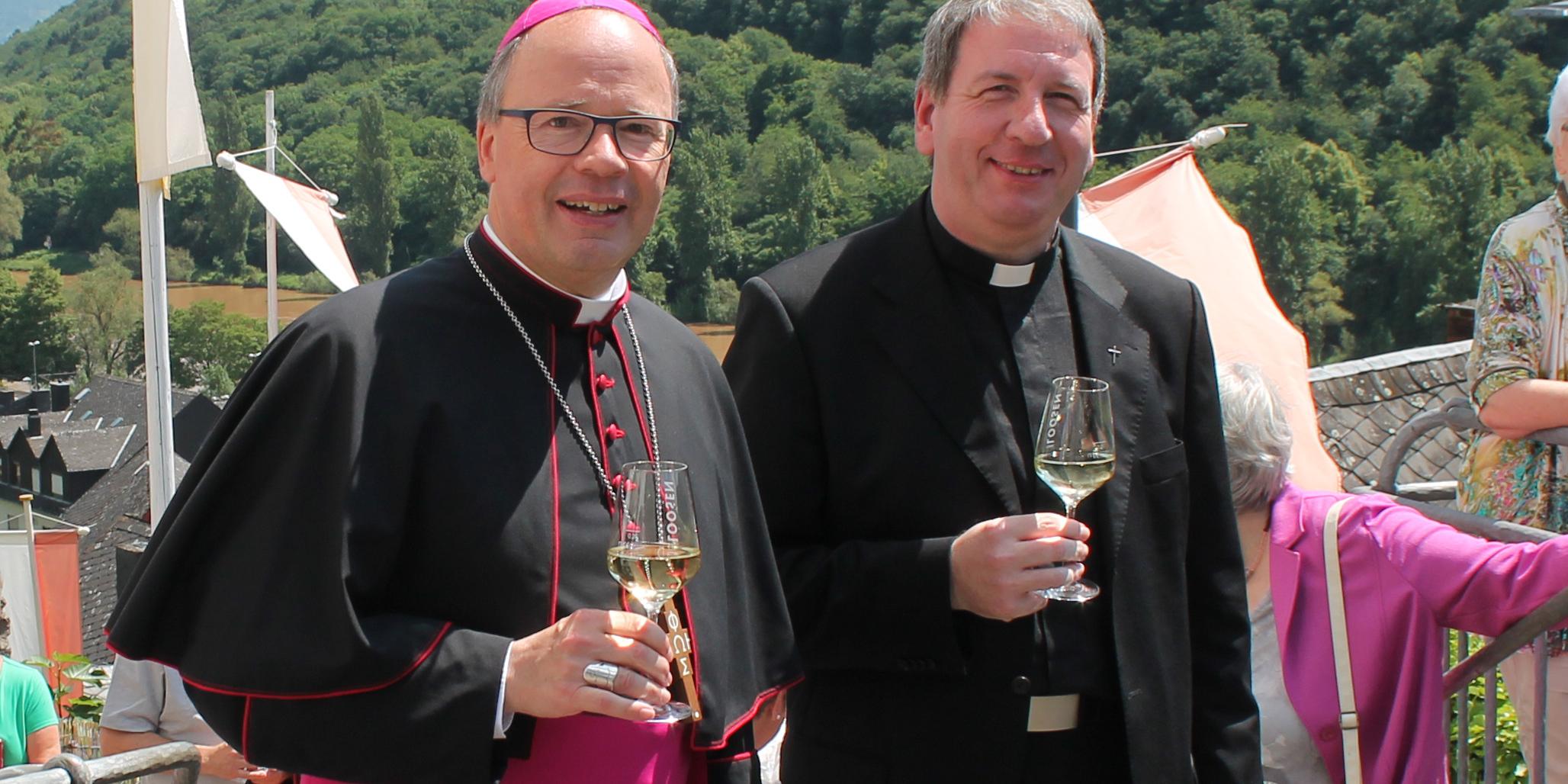 Bischof Stephan Ackermann mit Markus Arndt, Pfarrer der Pfarreiengemeinschaft Cochem