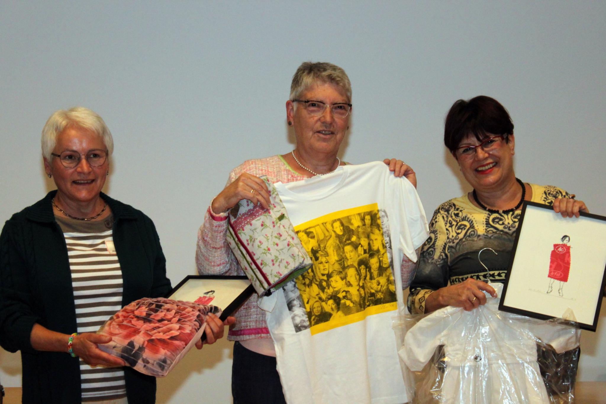 Die Preisträgerinnen: Gisela Marx-Hasdenteufel (in Vertretung für Helene Gersabeck), Monika von Palubicki und Angelika Essig (v.l.) (Foto: Tim Löwenbrück/kfd)