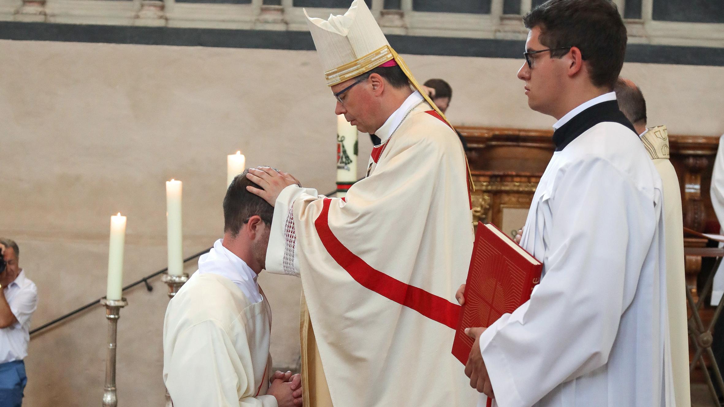 Bischof Ackermann wird in diesem Jahr sechs Männer zu Priestern, und fünf Männer zu Diakonen weihen. (Foto: Thewalt 2017)