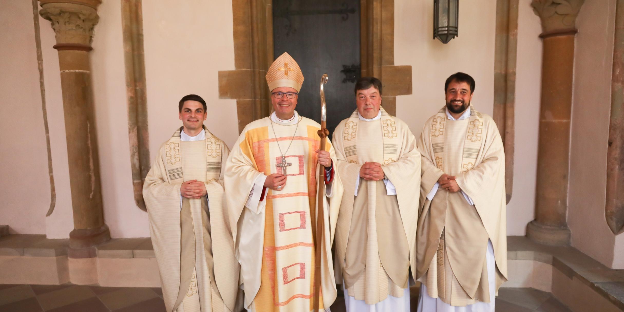 Bischof Ackermann mit den Neupriestern Kevin Schirra, Rudolf Esser und Michael Meyer (vlnr).