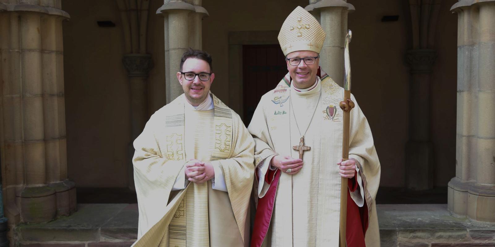 Neupriester Sebastian Kühn und Bischof Ackermann nach der Weihe