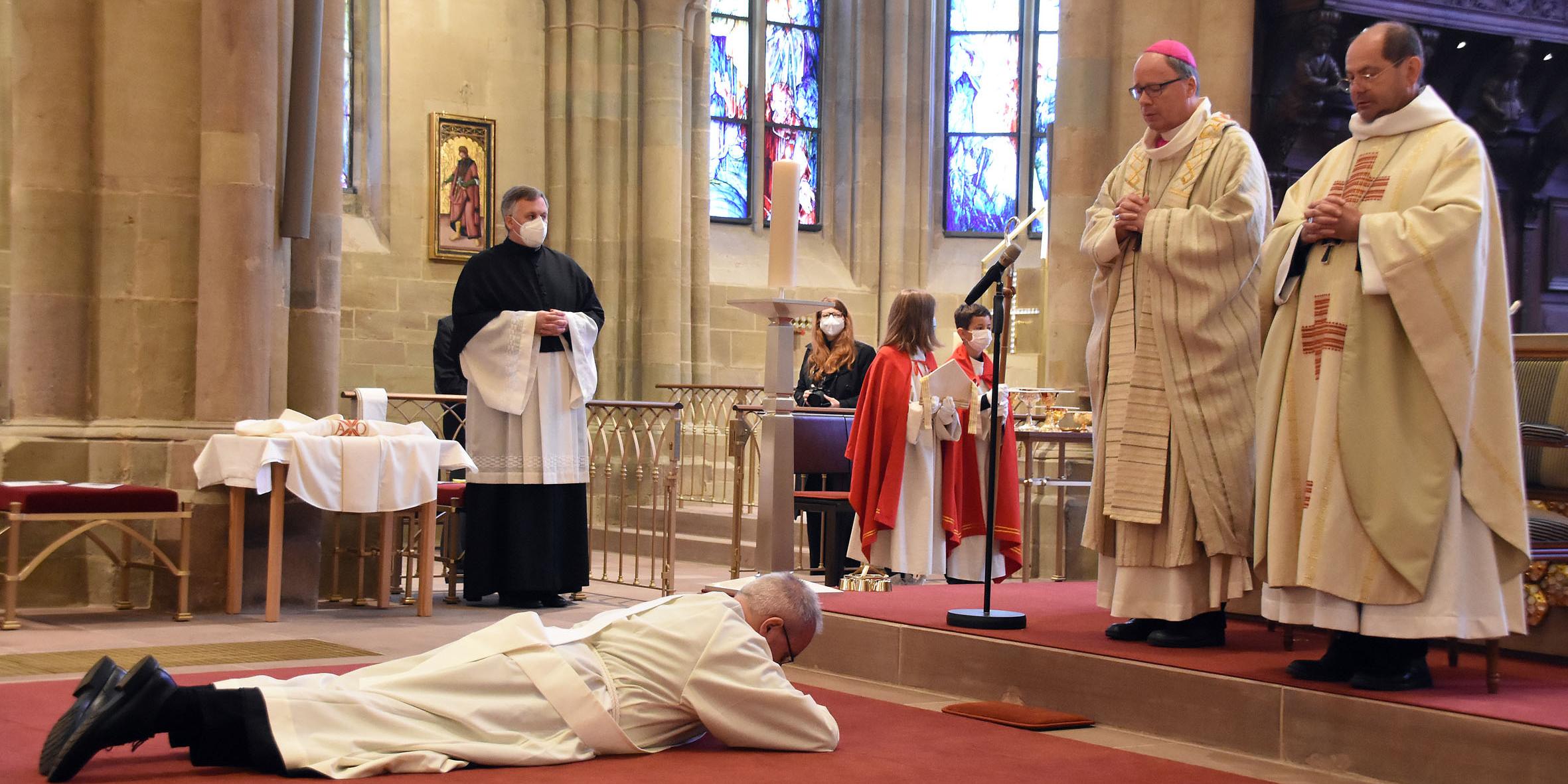 Weihekandidat Wendelinus Naumann liegt während der Allerheiligenlitanei vor Bischof und Abt Foto: Hans Georg Schneider