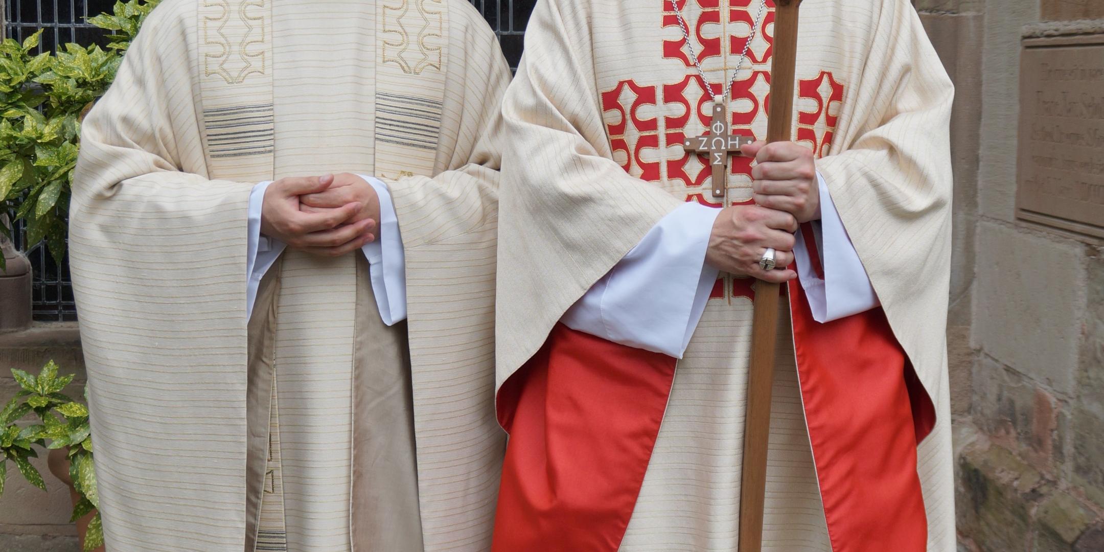 Der neu geweihte Priester Marcel Rieck (links) und Bischof Ackermann