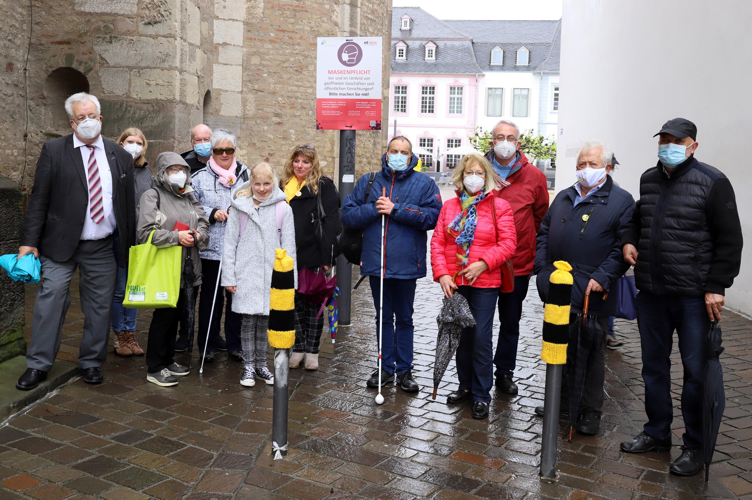 Die Regionalgruppe von PRO RETINA auf dem kleinen Rundgang durch Trier während der Poller-Aktion.