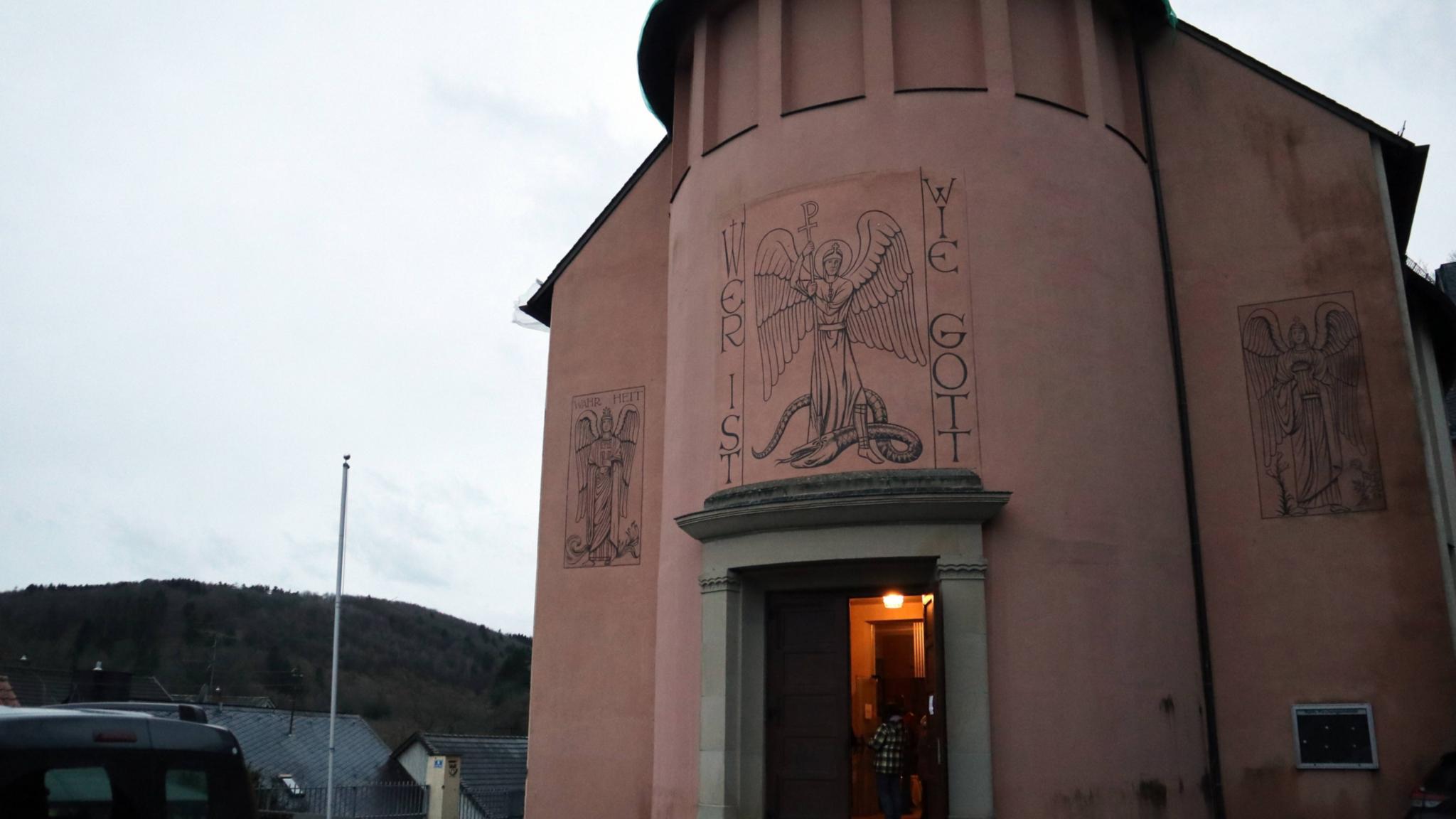 Die Pfarrkirche Heilige Schutzengel von außen.